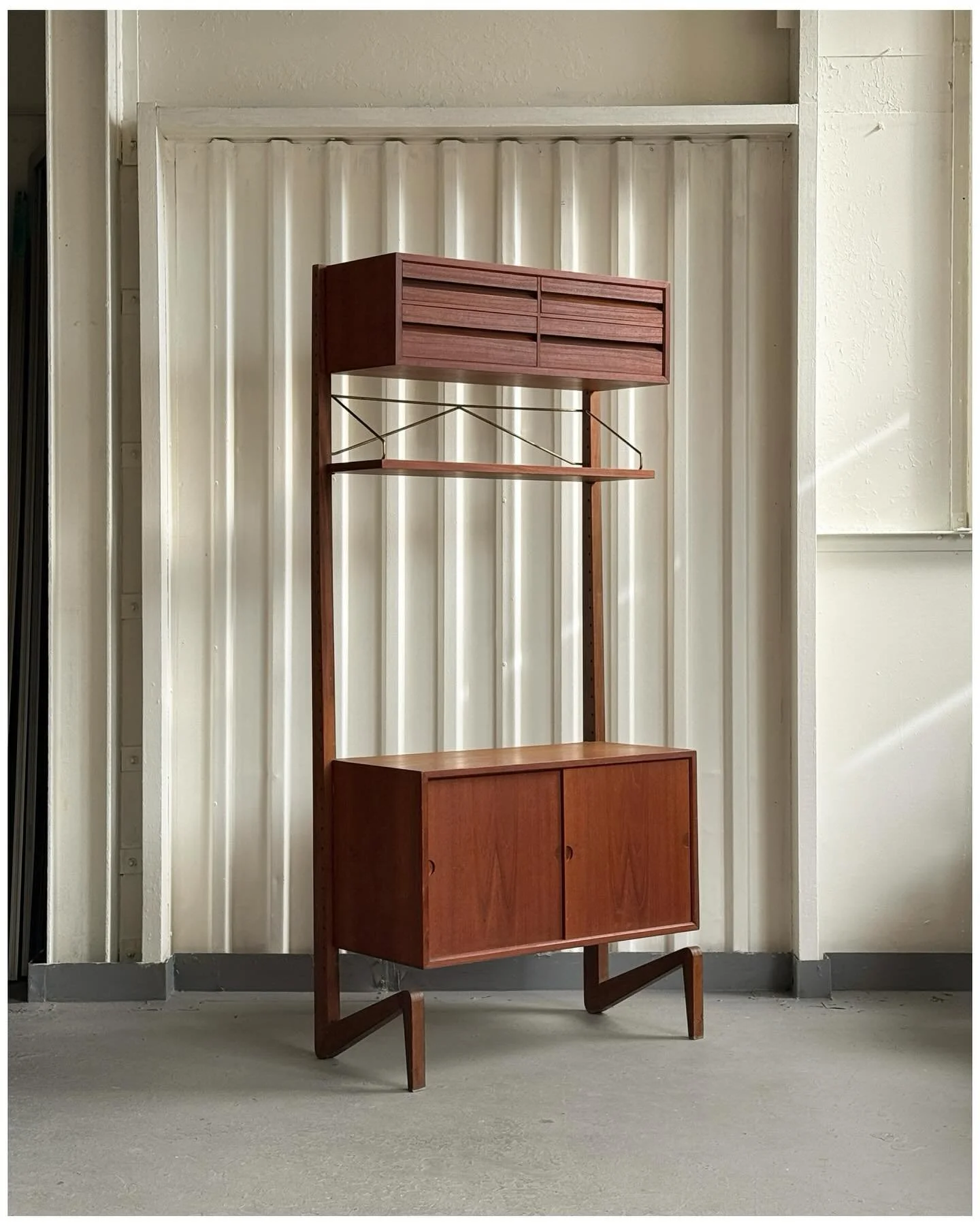 Since we&rsquo;re on the subject of Danish things with cool legs..

Poul Cadovius &lsquo;Royal&rsquo; Freestanding Modular Storage c.1960s

#poulcadovius #available