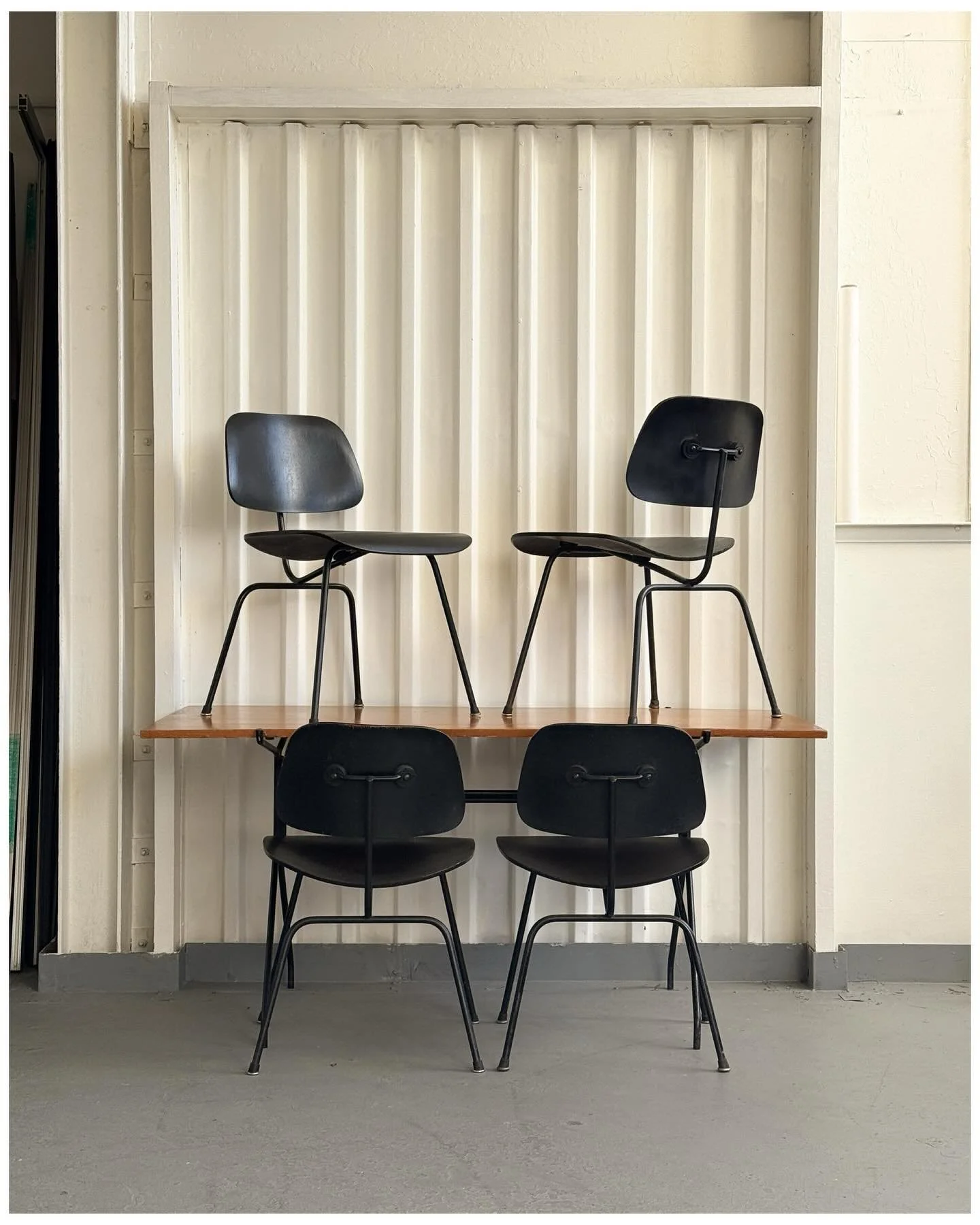 Set of four 2nd Generation Eames DCMs paired with a table designed by Norman Cherner for Konwiser.

c.1950s

Chairs are available via DM and will be up on my site shortly. Table is staying in my collection (:

#gooddesign #eames #cherner