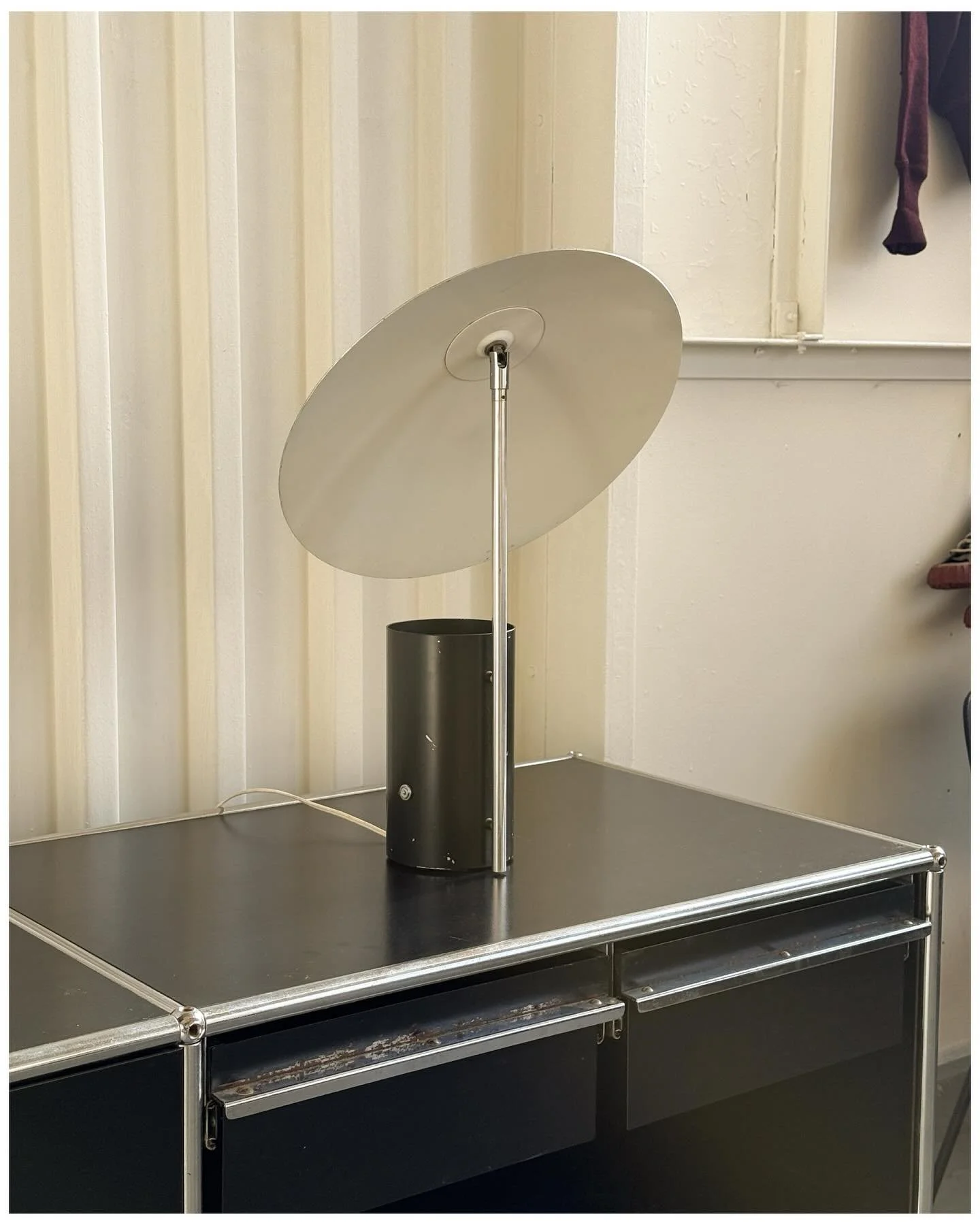 &lsquo;Half Nelson&rsquo; lamp designed by George Nelson + Associates for Koch &amp; Lowy c.1970s

Missing turn knob but thankfully it&rsquo;s in the &lsquo;on&rsquo; position🌝

Available as is until I find a replacement knob (:

#georgenelsonassoci