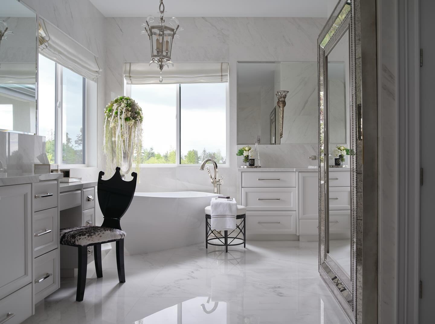 A pristine palate cleanser for the feed today. This primary bath looks so calm and perfect, but one story behind it is anything but! 🫣

I designed custom mirrors for this primary bath&mdash;rosettes, antiqued edges, scalloped corners&mdash;gorgeous,