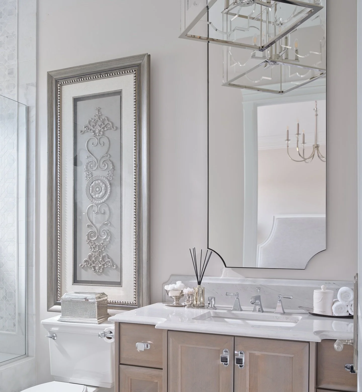 This is sad me &mdash;&gt; 😢 mourning the last few days of my favorite season,☀️SUMMER!☀️

What IS eternally in season and can always dry my tears (pass me the toilet paper *sniff*) is this bathroom&rsquo;s timeless design. White walls! Chrome fixtu