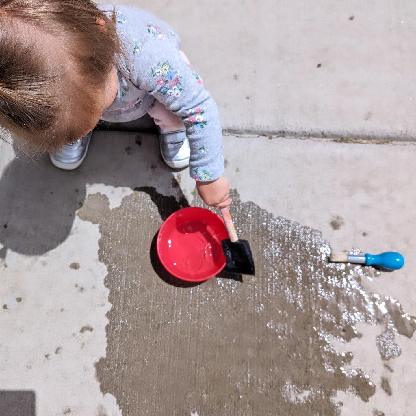 ⭐Reminder! You don't need paper and pencil to practice fine motor skills. 

☀️Nice day? Grab a bowl of water, a paintbrush and head outside! Paint/write on the sidewalk or fence!

This also makes for a great toddler activity! 🙌

#finemotorskills #fi