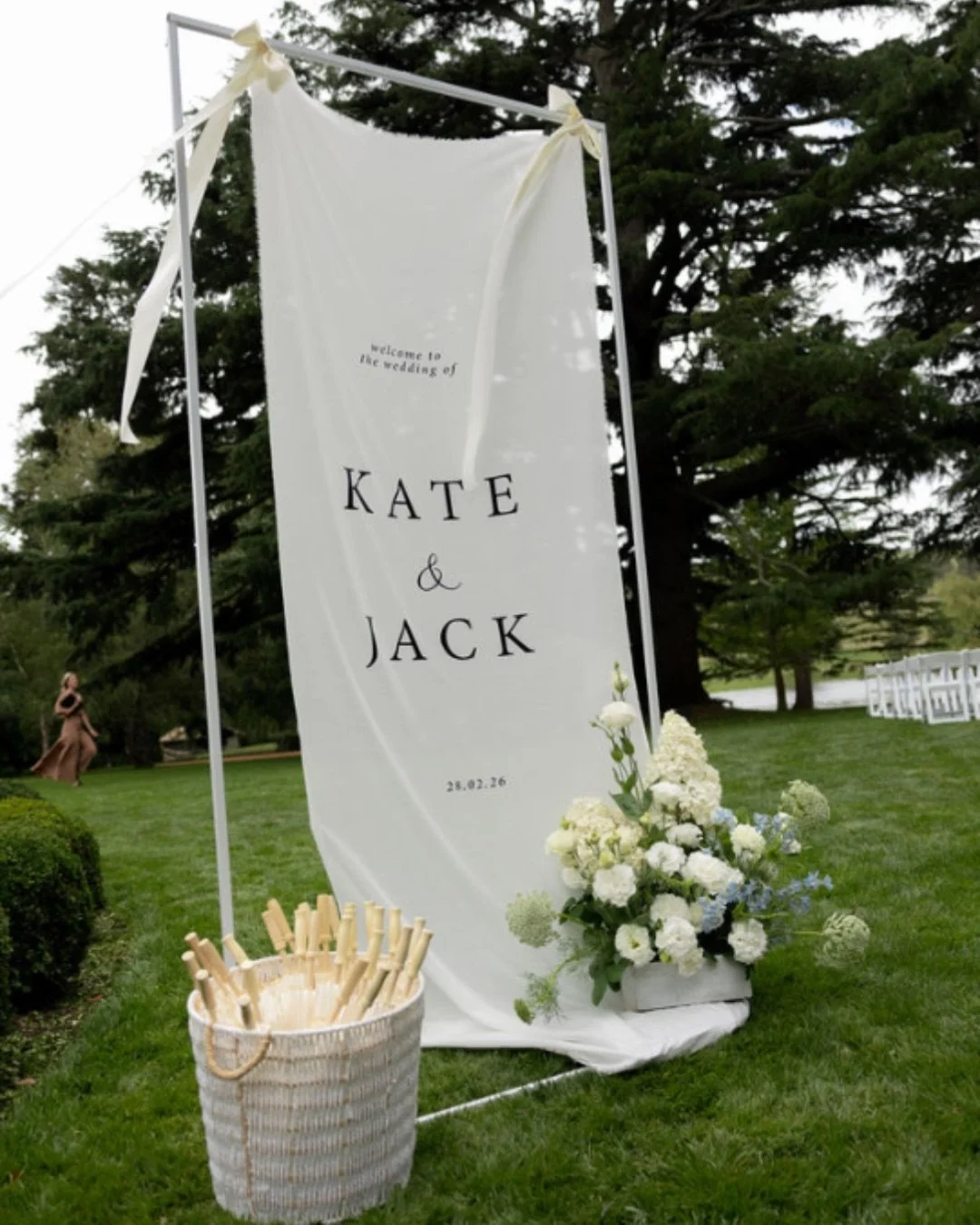 Soft, refined, and effortlessly timeless 🤍 Kate &amp; Jack&rsquo;s day was brought to life with layers of elegant cream florals, thoughtfully crafted stationery and twinkling fairy lights. ✨

Captured beautifully by @justinaaronweddings 
Planner 