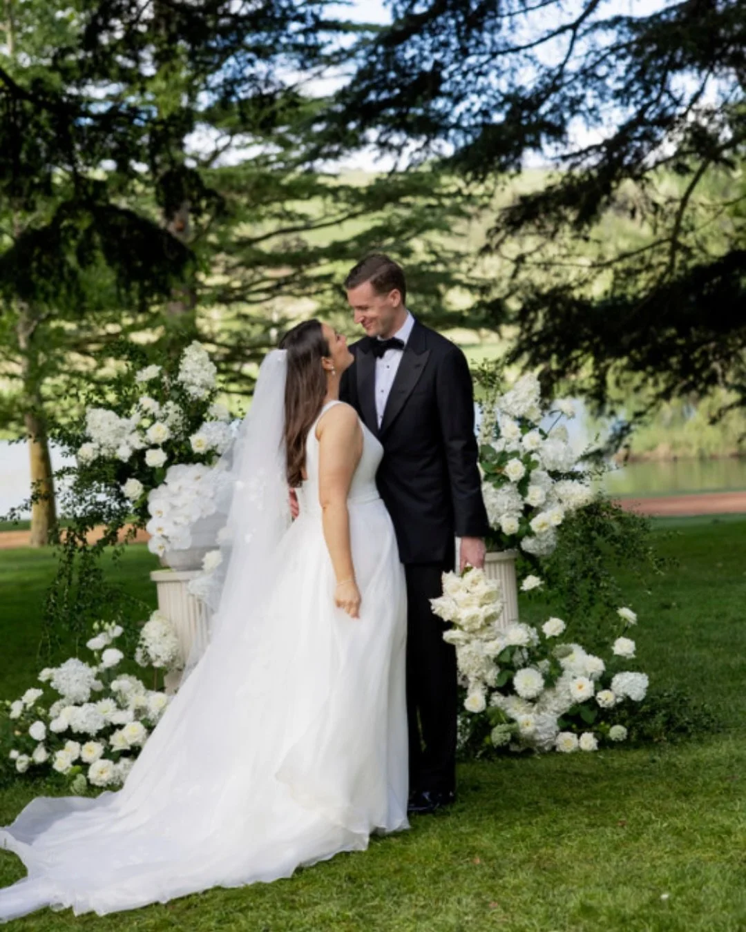 Kate &amp; Jack at Bendooley Estate 🤍 

Romantic moments set amongst the most beautiful surroundings &mdash; a perfect beginning to forever. ✨

Captured beautifully by @justinaaronweddings 
Planner &amp; Coordinator @samanthaburke_events
Hair 
