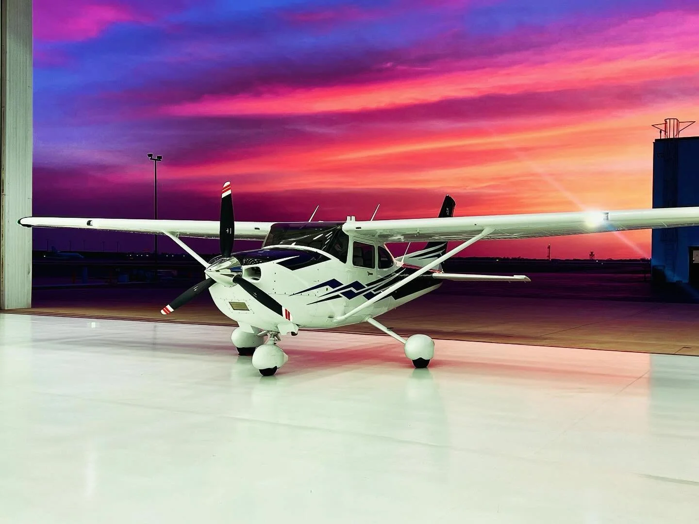 Two things you can&rsquo;t beat: a Kansas sunset, and our dedication to our customers. 
Visit the link in our bio to schedule your next flight today.