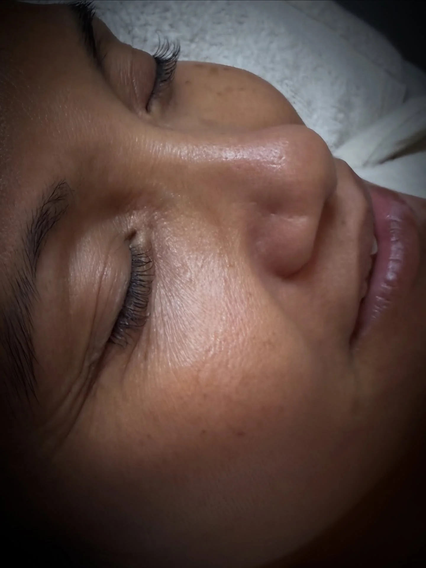 Natural Highlight Full Set ✨

When you&rsquo;re looking for the, &ldquo;you don&rsquo;t even have extensions on&rdquo; look. With this set, lashes are strategically placed to provide a natural but fuller appearance. There is about 100 extensions per 