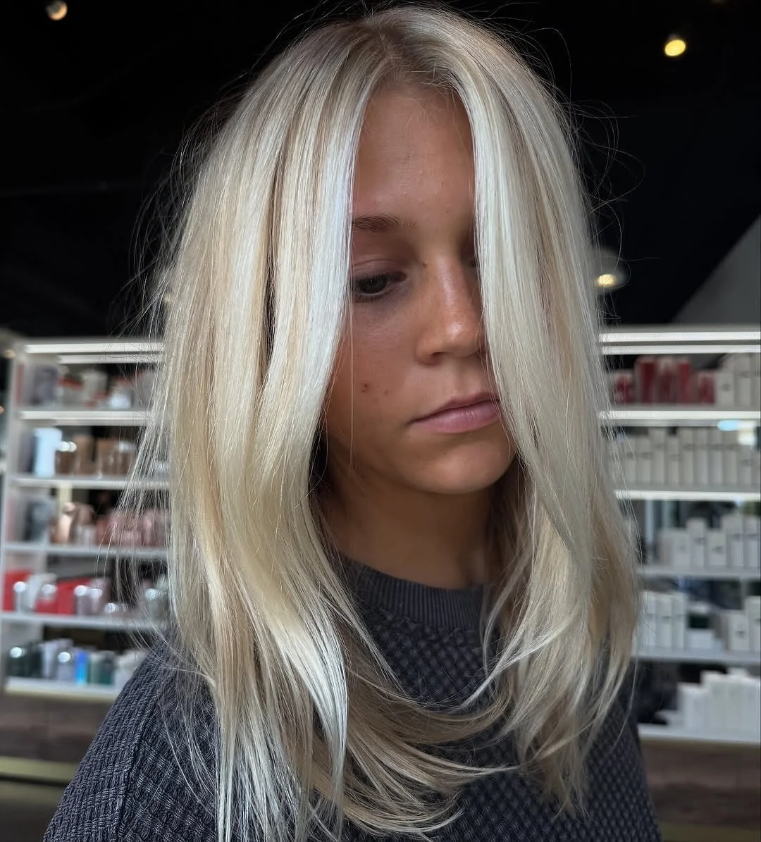 Would you believe us if we told you the last 2 slides were Graces hair in January this year😅😇 @makeoversbymarissa_  is a blonding genius 🤯 
&bull;
&bull;
&bull;
&bull;
&bull;
&bull;
#salonhalo #salonhalobettendorf #davenportiowa #bettendorfiowa #q