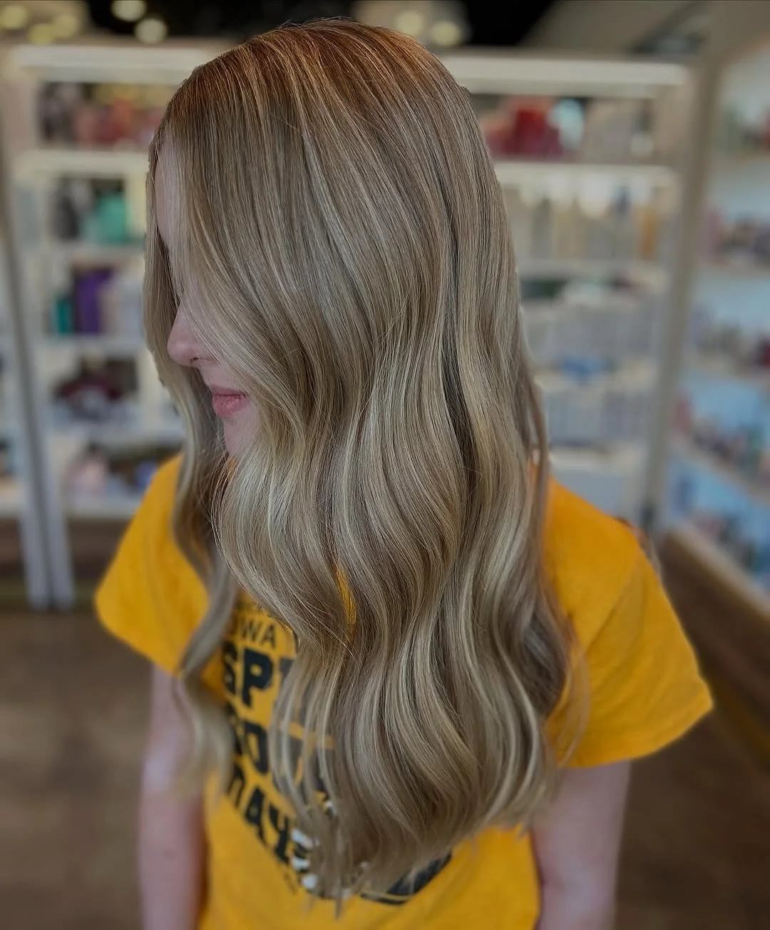Soft dimension ✨@hairby_g.e.m &ldquo;a raw lift like this makes my stylist heart happy&rdquo; 🤍🥲

#salonhalobettendorf #quadcitiesstylist #bettendorfsalon #lorealpro #kerastasesalon #behindthechair #fallblonde #fallhairtrends #rawlift #iowahairstyl