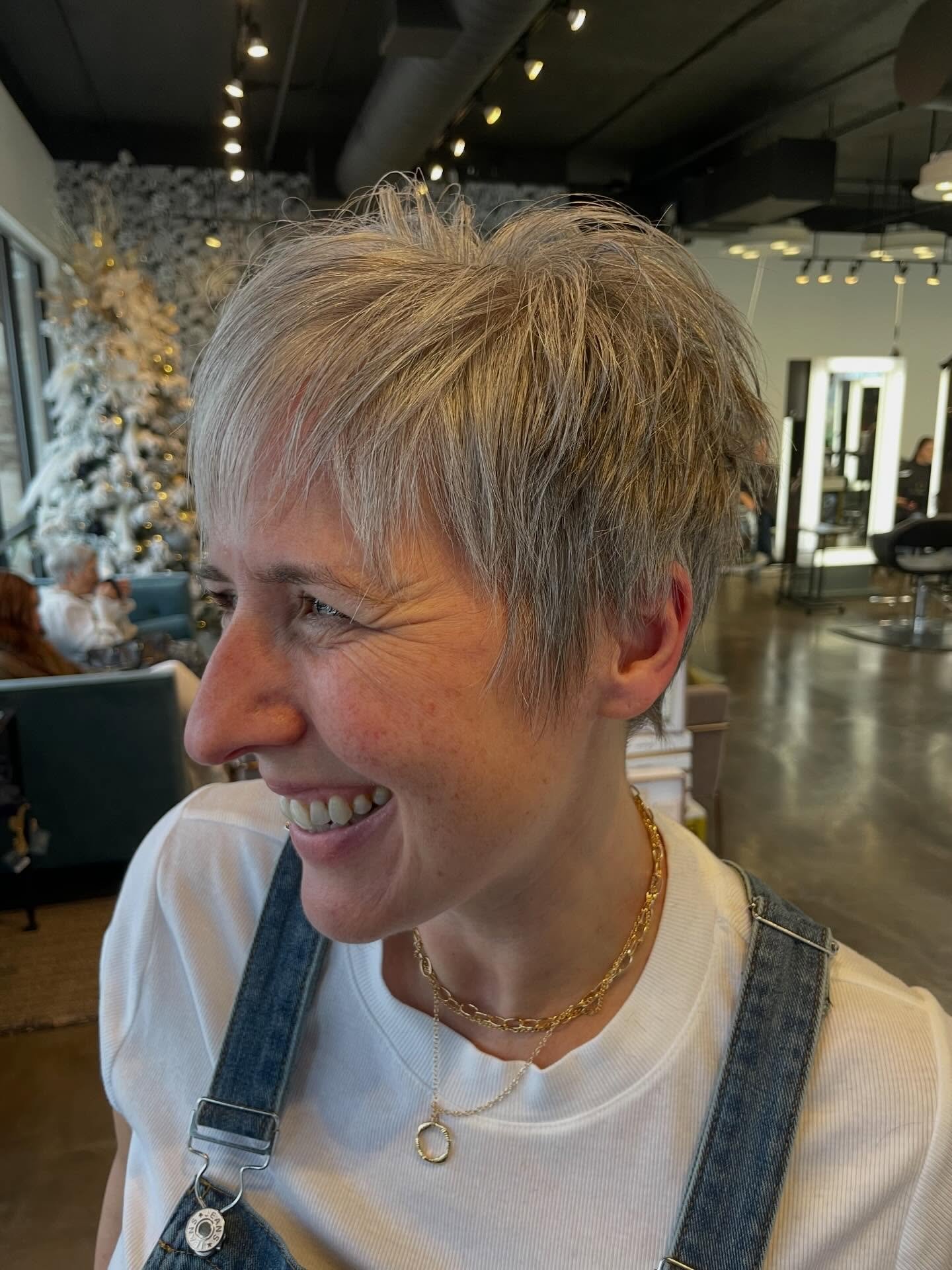 A little trust, a little talent, and a whole lot of transformation ✂️🤍 Swipe for BEFORE &gt;
Love this one by Jill! @jmbean87 
#hairtransformation #beforeandafterhaircut #nothingbutpixies #quadcities #iowahair