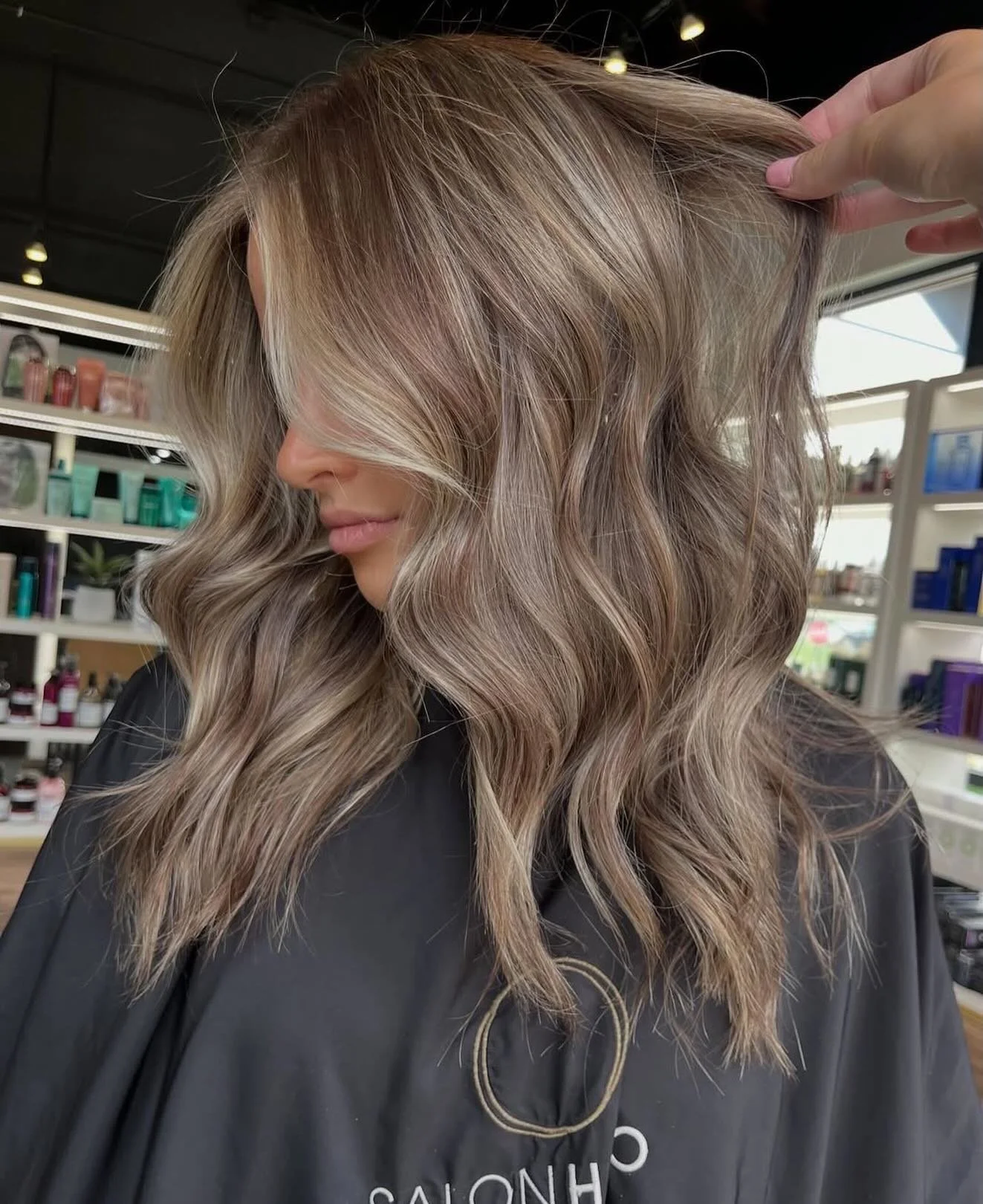 Summer reset, brunette edition 💋🧸

Walked in a blonde left a brunette 

#salonhalobettendorf #bettendorf #brunette #luxuryhair #iowahairstylist