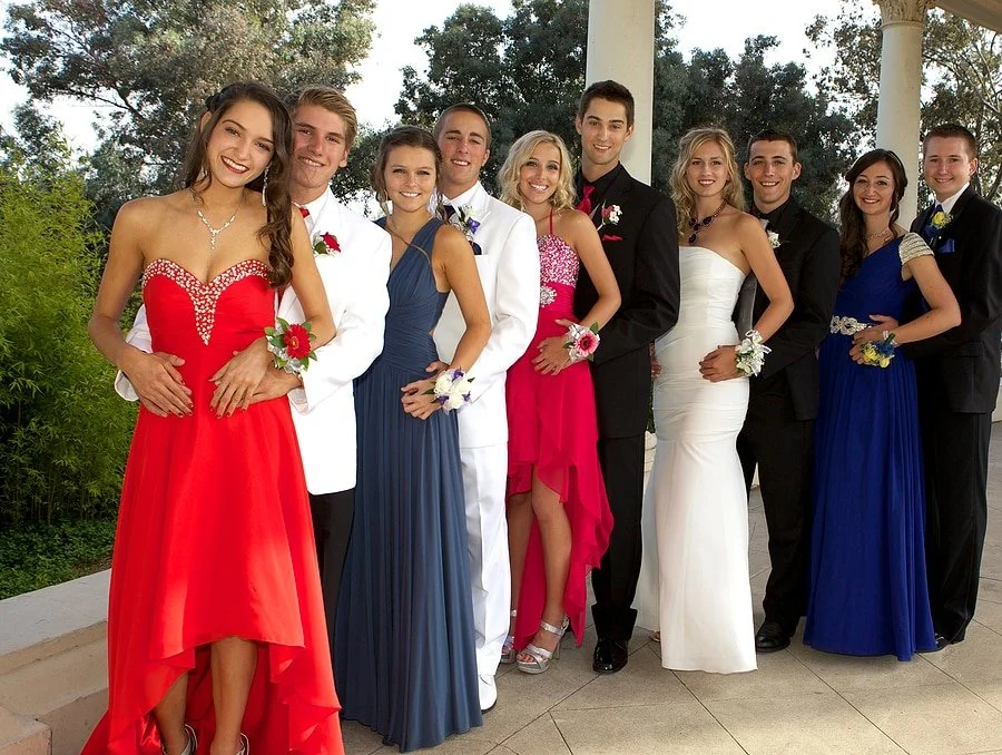3 Reasons to Rent a Party Bus for Prom