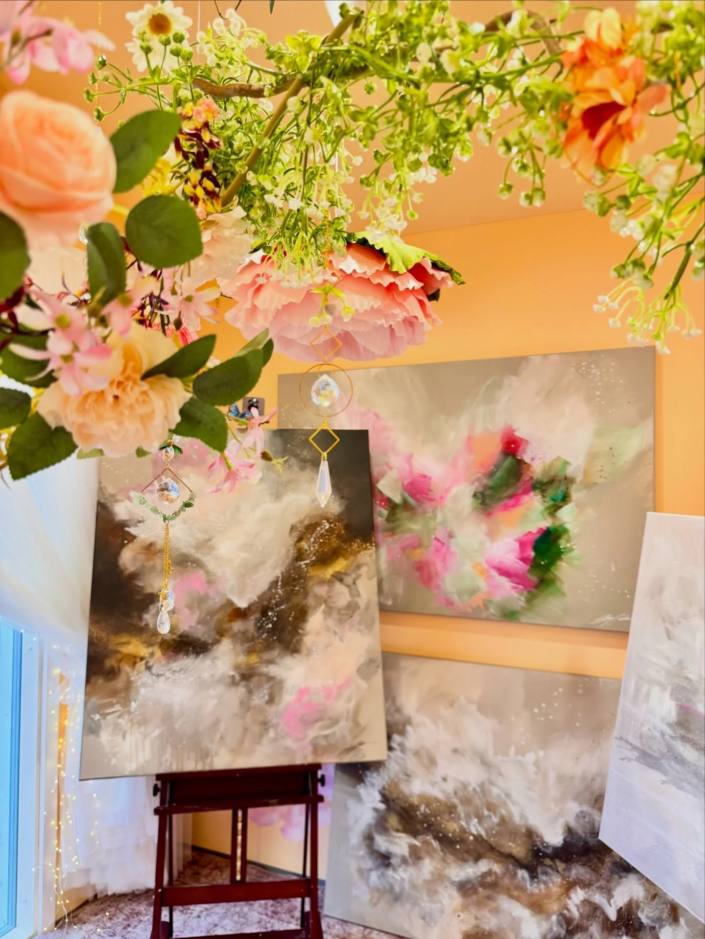 My happy place ✨🧚🩷

M&auml; aloitin maalaamisen kylpyhuoneen lattialla, josta siirryin autotallin nurkkaan pressun p&auml;&auml;lle. Nyt autotallista on remontoitu ihana, valoisa ateljee. 

Onnekas on se, joka saa ty&ouml;skennell&auml; omassa piha