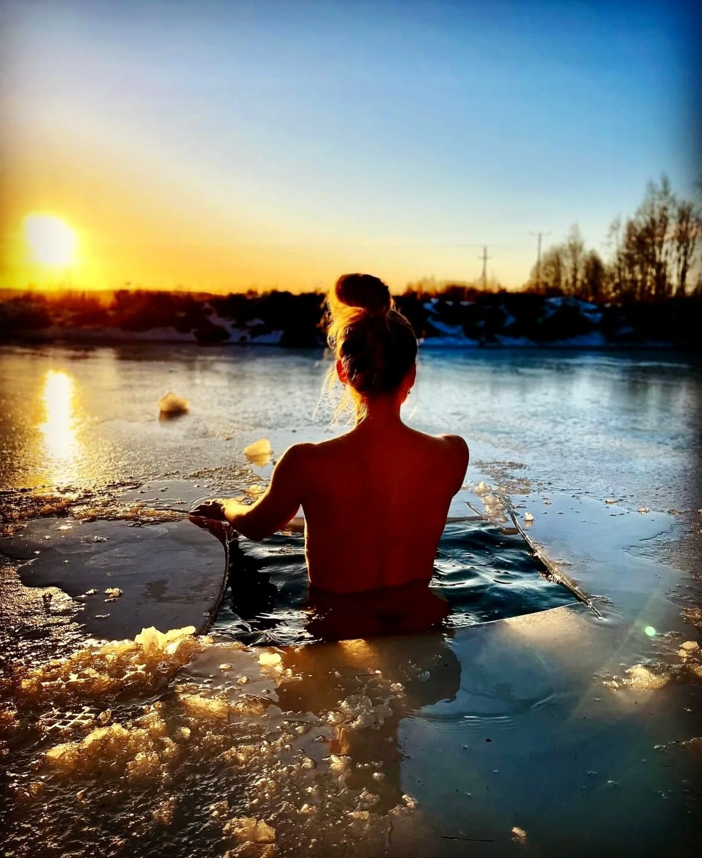 Pari sanaa rohkeudesta 🪽🌊💫

M&auml; olen uskaltanut tehd&auml; el&auml;m&auml;ss&auml; isoja p&auml;&auml;t&ouml;ksi&auml; nopeasti: Vaihtanut opiskelupaikkaa, vaihtanut ty&ouml;paikkaa, irtisanonut vakituisen viran ja ryhtynyt t&auml;ysin tyhj&au
