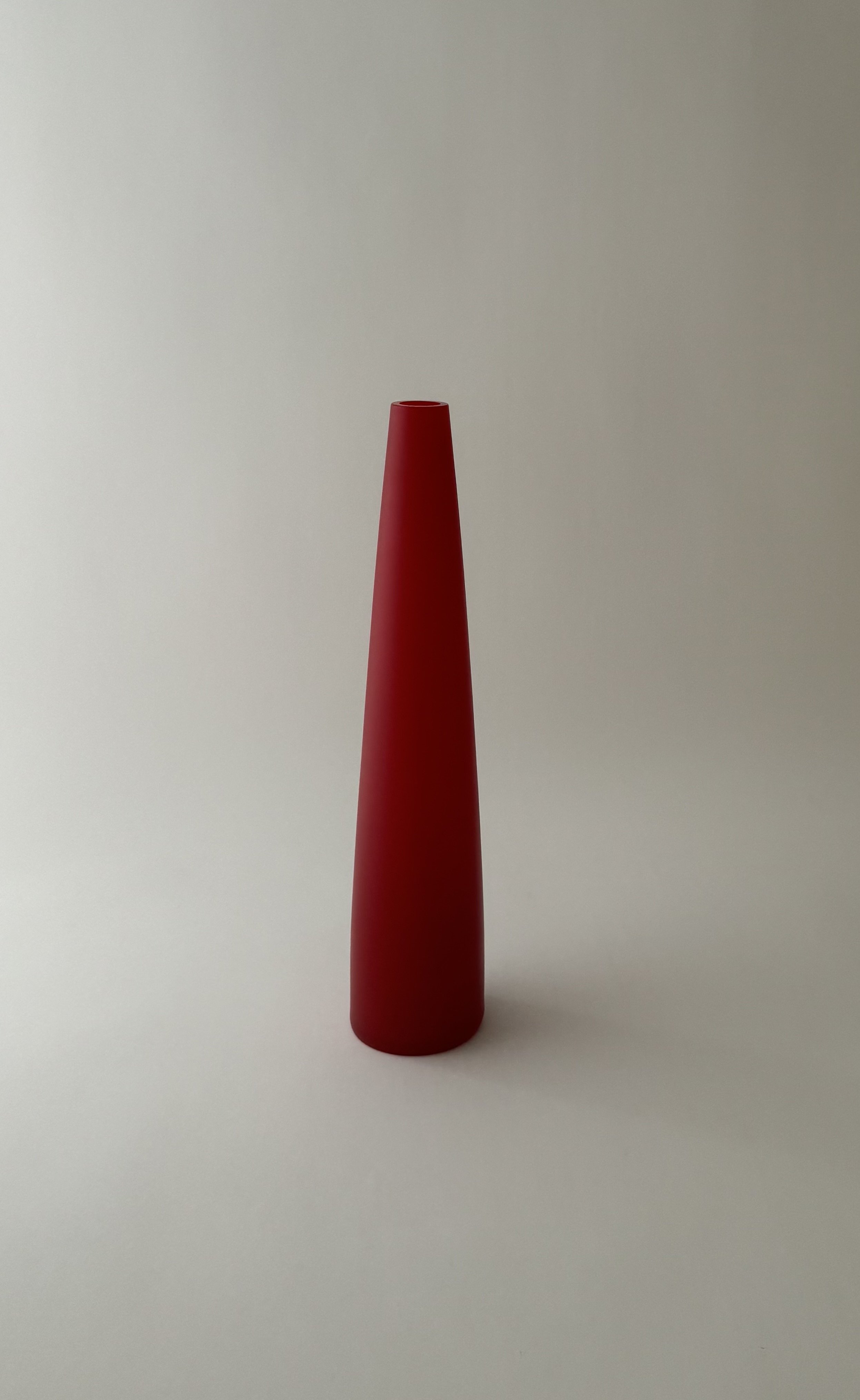 edition-gabi-faeh-cono-studioglas-karminrot opak-vase.jpg