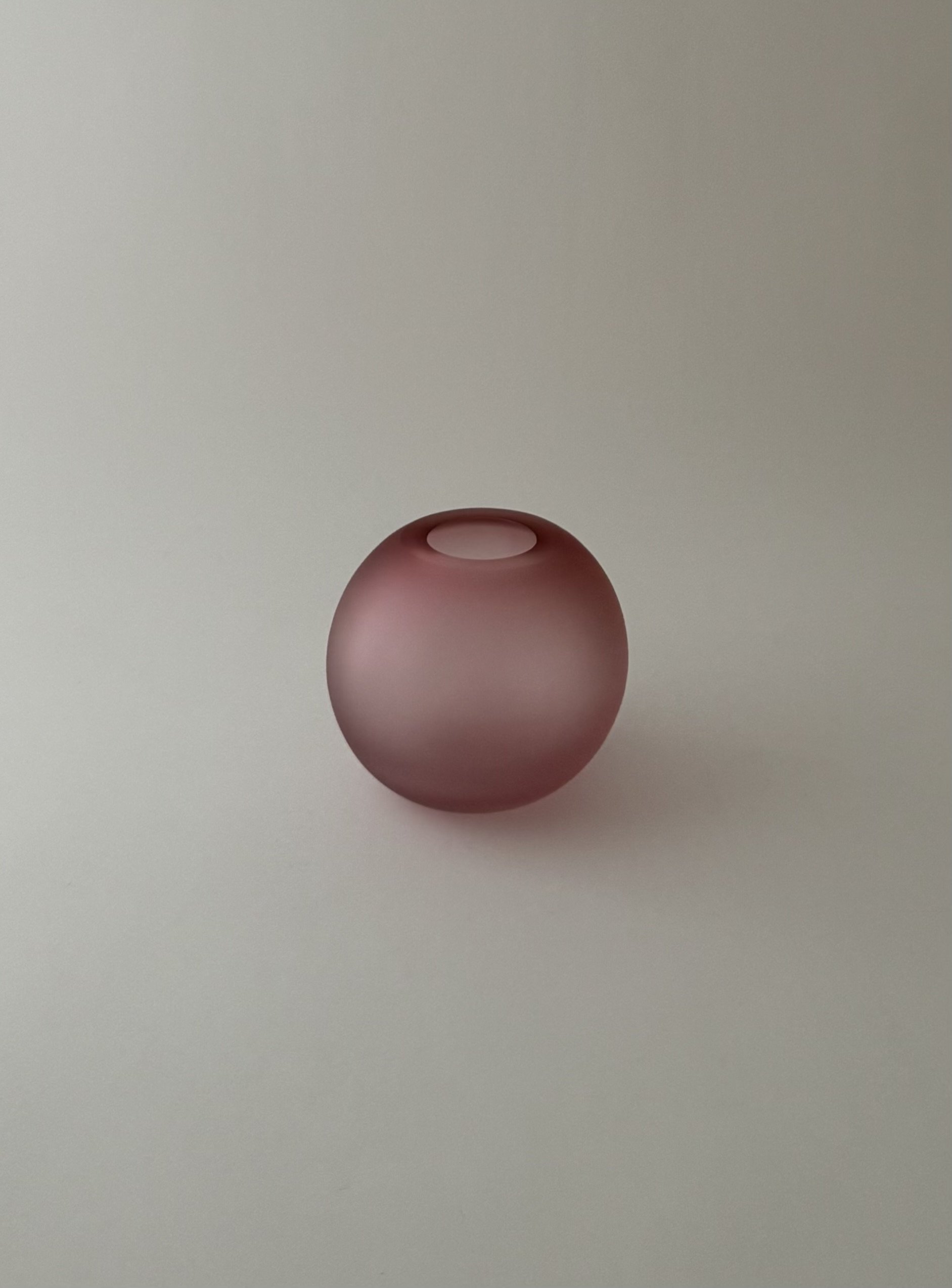 edition-gabi-faeh-sfera-studioglas-fuchsia opak-vase.jpg