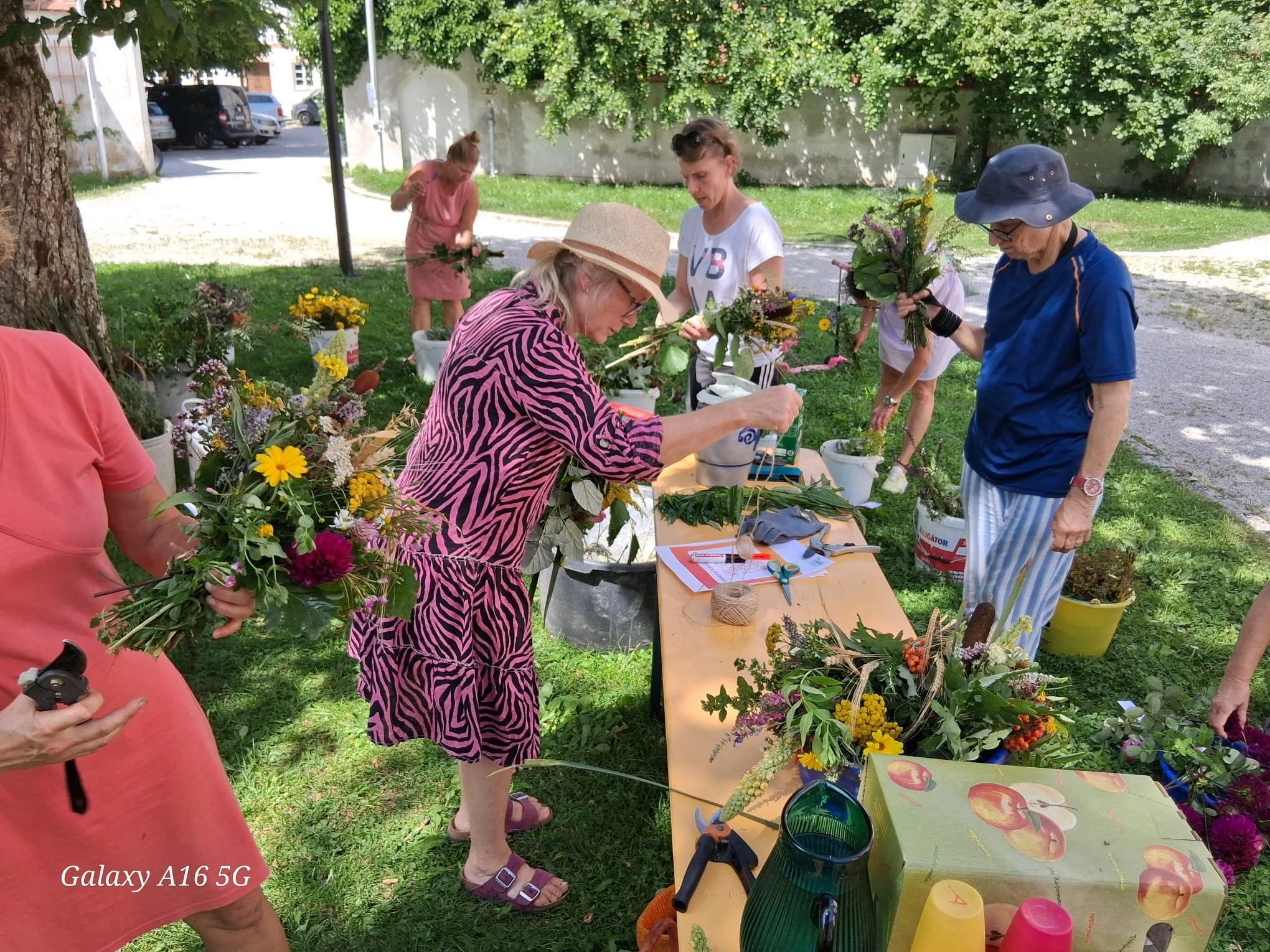 Kräuterbuschenbinden zusammen mit dem Ferienzauber vor der Stiftskirche