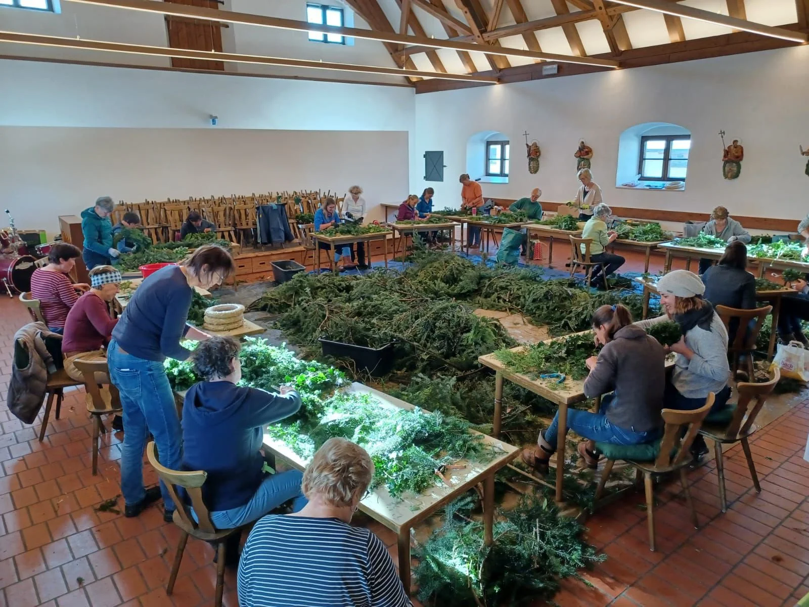 Adventskranzbinden im Pfarrheim Beuerberg