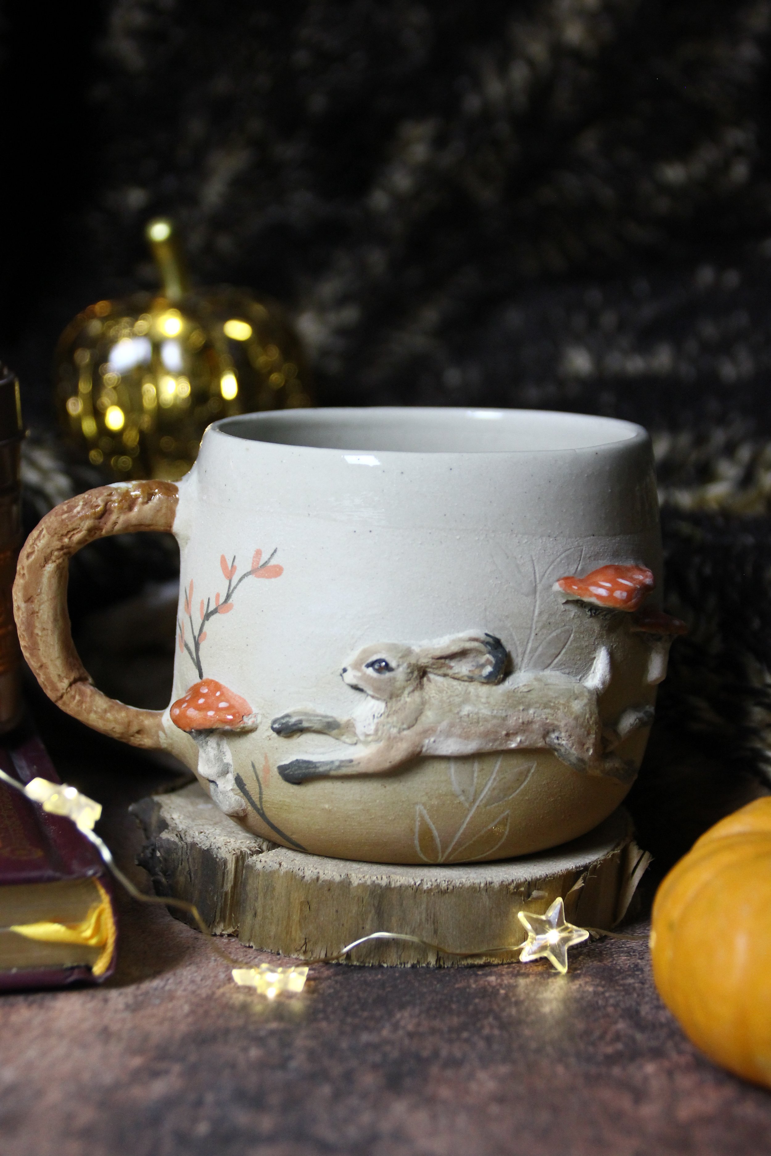 Tasse "Faune et Flore" bas relief lièvre semi émaillé