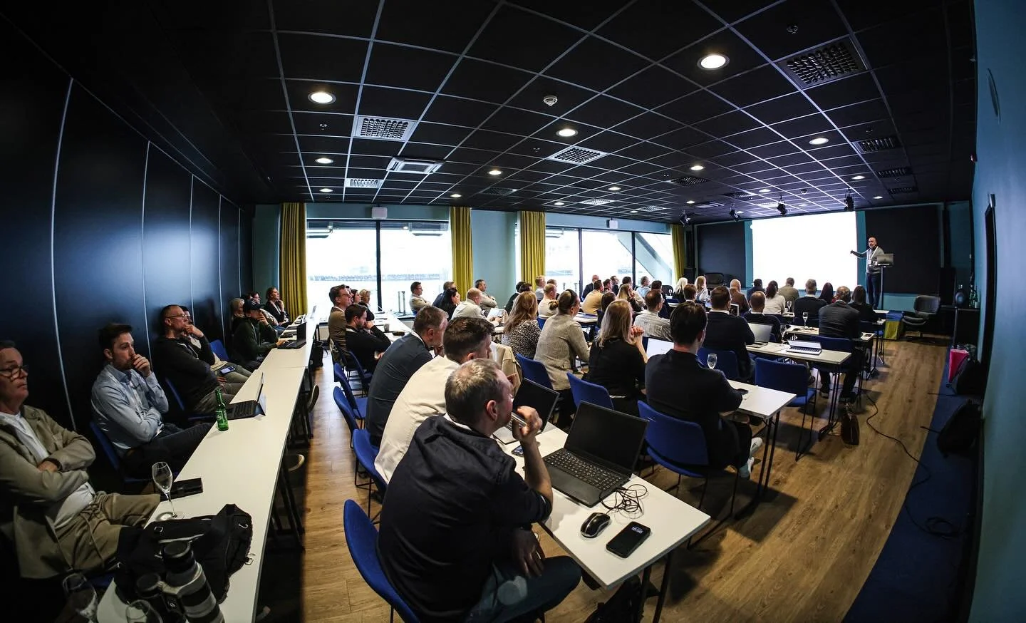 Rekordkveld for Ålesund Businessforum! 🙌
Samlingen med AI som tema ble helt full – og vel så det. Lasse og Andreas måtte hente inn ekstra stoler for å få plass til alle som ville høre om kunstig intelligens