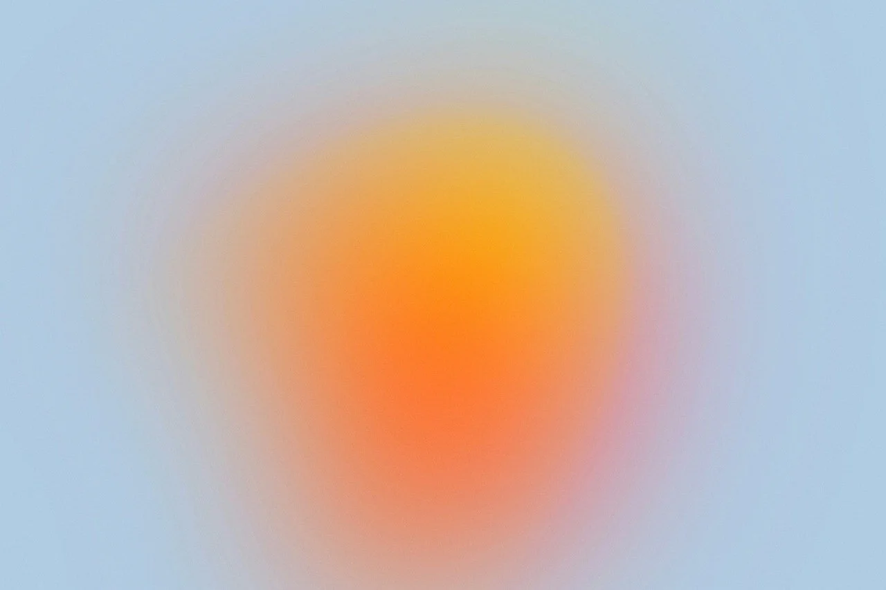 Unscharfes Bild in orange-gelben Tönen mit blauem Hintergrund