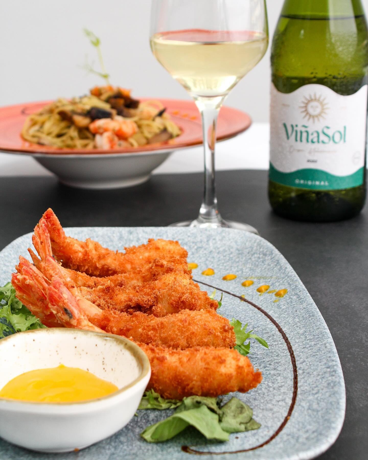 Crunchy, crispy and tasty, try today our Kings Prawns 🍤, one of our customers&rsquo; favourite starters paired with one of best selection of white wine.
.
.
Crujientes, crujientes y sabrosos, pruebe hoy nuestros Langostinos Crujientes 🍤, uno de los