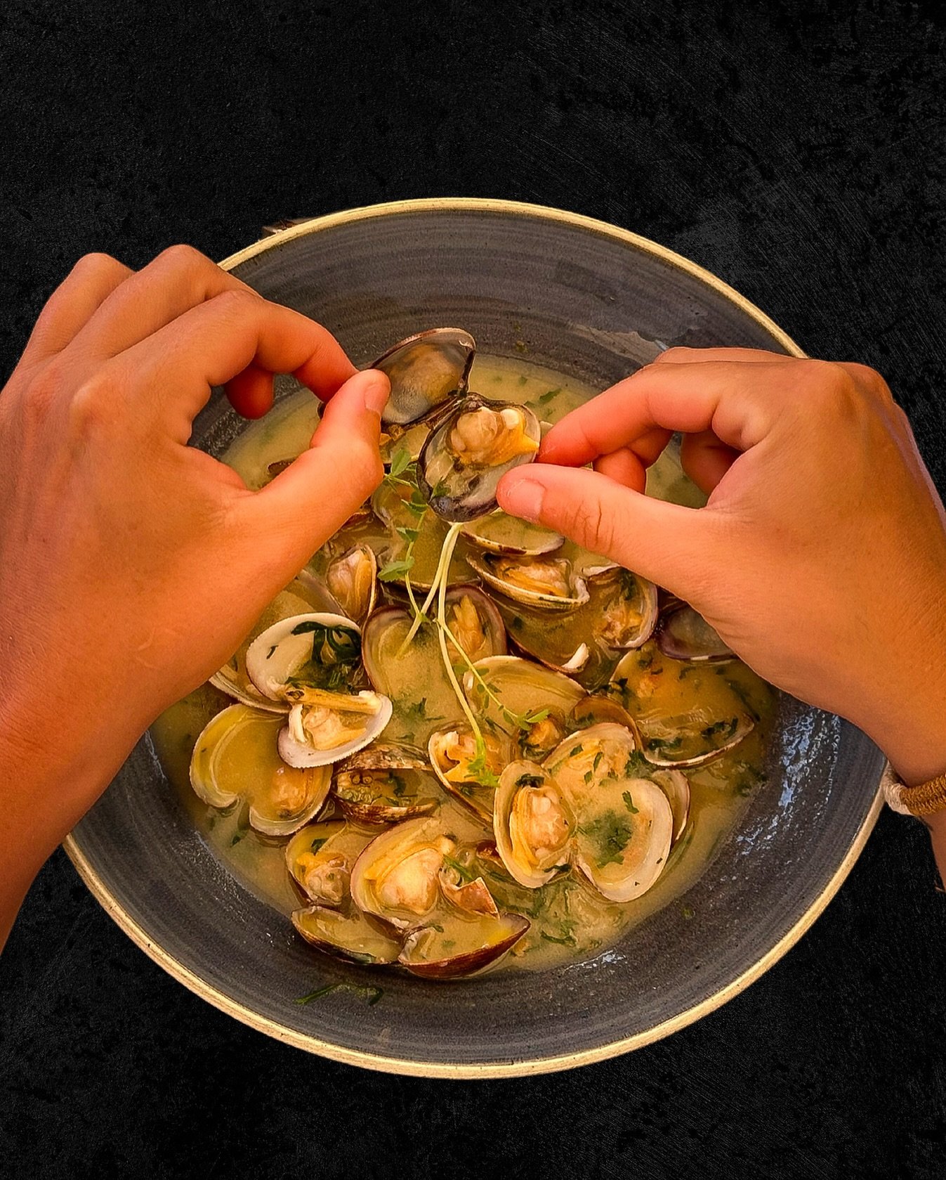 Allow us to present one of our most sought-after hot starters, featuring a tantalizing sauce brimming with personality:

✨ Saut&eacute;ed clams, lovingly simmered in a cocotte with a medley of olive oil, garlic, parsley, and white wine.

Ever indulge