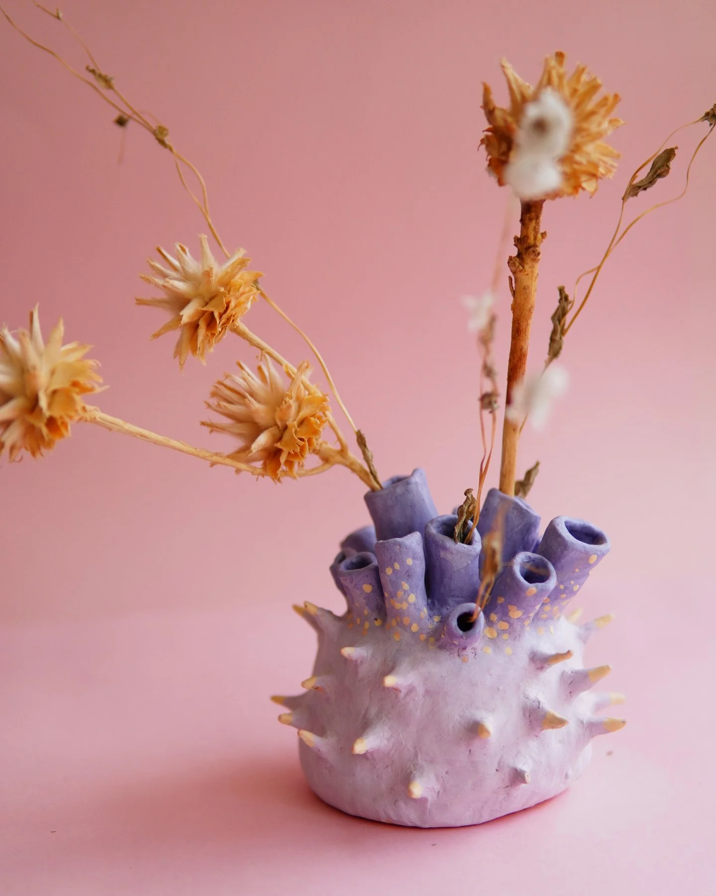 ✨ Another ceramic piece to share! ✨ I love how these pieces bring a touch of nature indoors&mdash;perfect for arranging dried flowers or standing beautifully on their own. 🌿✨ Each one has its own personality, and I&rsquo;m always excited to see how 