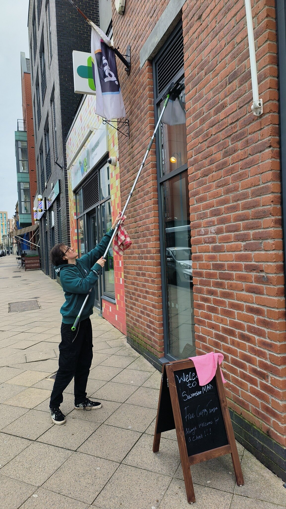 HELLO WINDOW CLEANING 
Thank's to Swansea MAD for giving me a go on their windows the last few months as part of their weekly service. Think i'm going to try and add this to my service once my own squeegee is purchased. 🪣🪒🧽