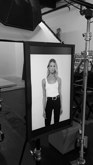 L'AGENCE E-Commerce Photographer Ecomm BILLIONMONSTERS Behind the Scenes BTS (2).gif