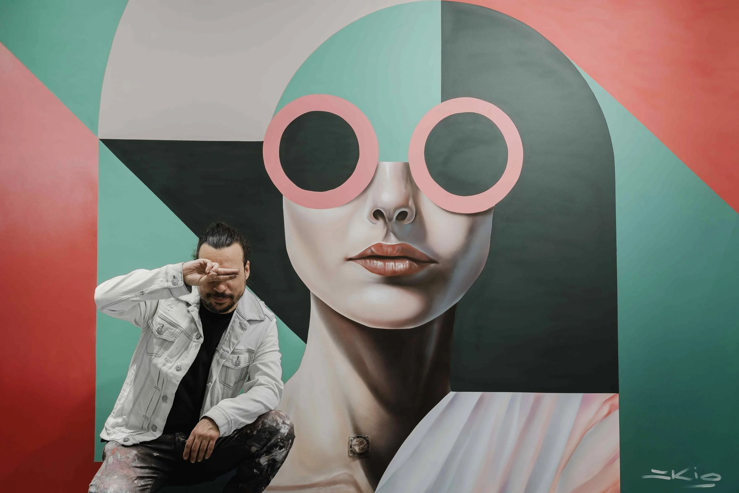 Photo reportage on the artistic creation of the mural commissioned by Kiko Milano for its Paris flagship.