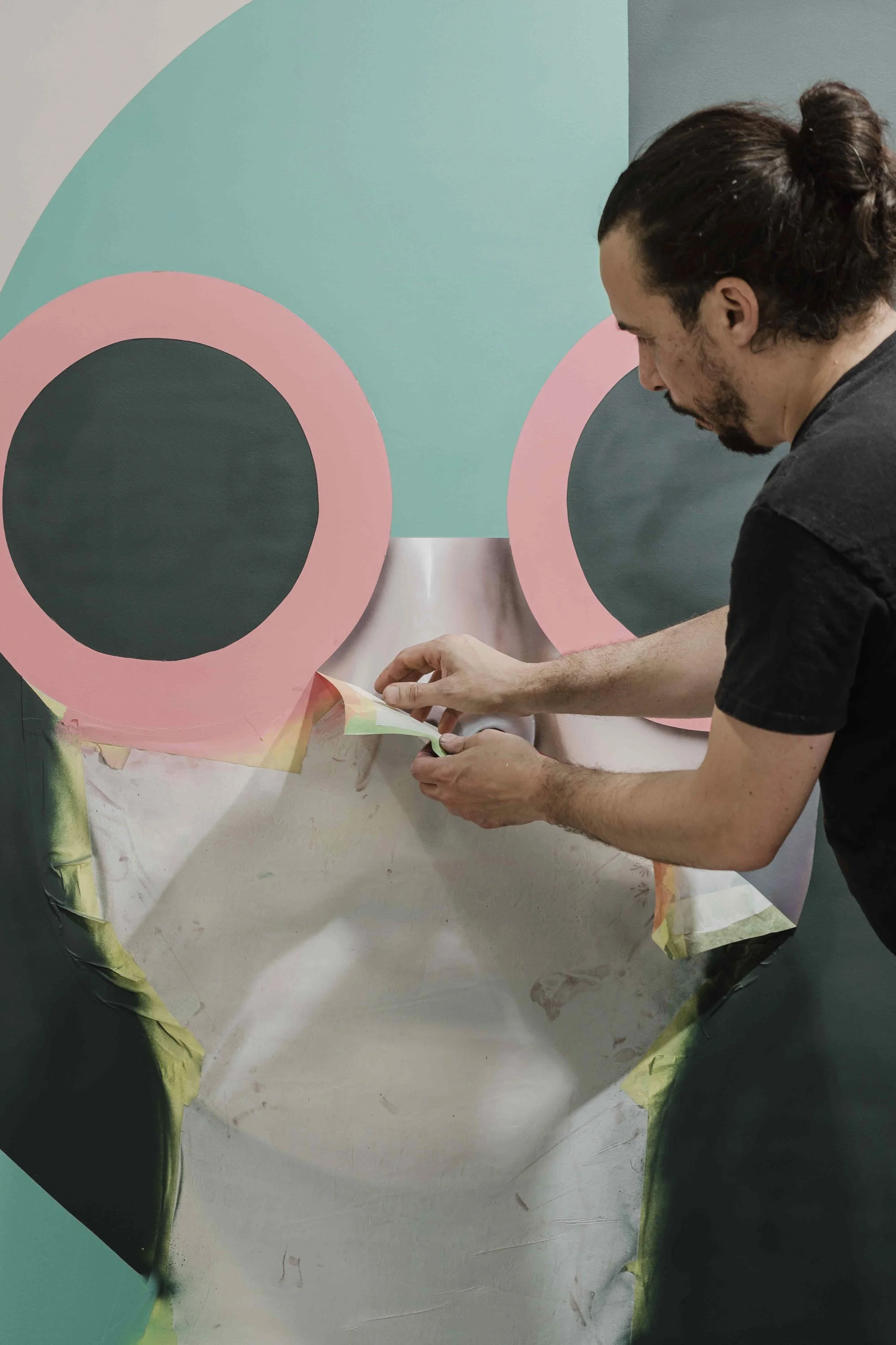 Photo reportage on the artistic creation of the mural commissioned by Kiko Milano for its Paris flagship.