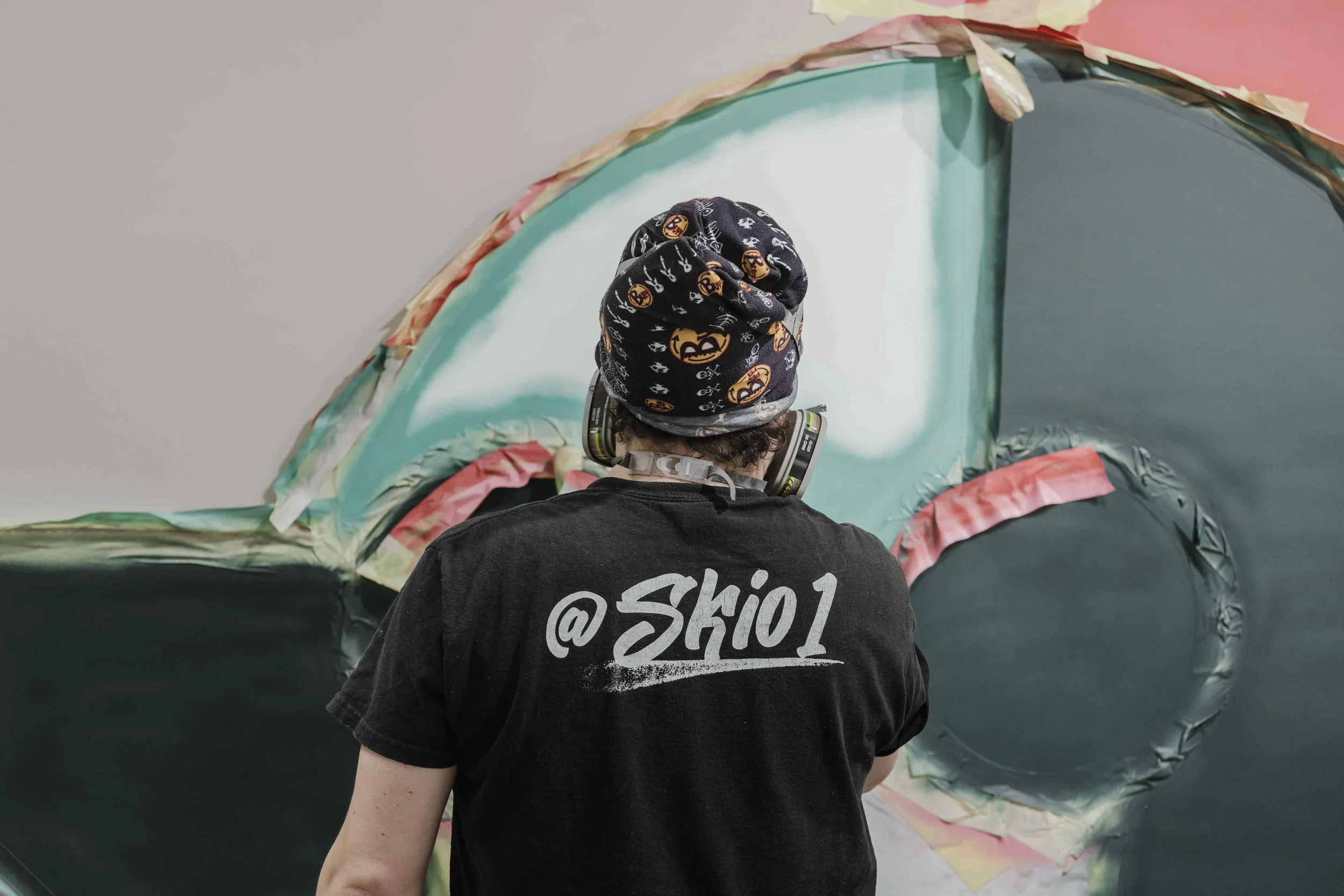 Photo reportage on the artistic creation of the mural commissioned by Kiko Milano for its Paris flagship.