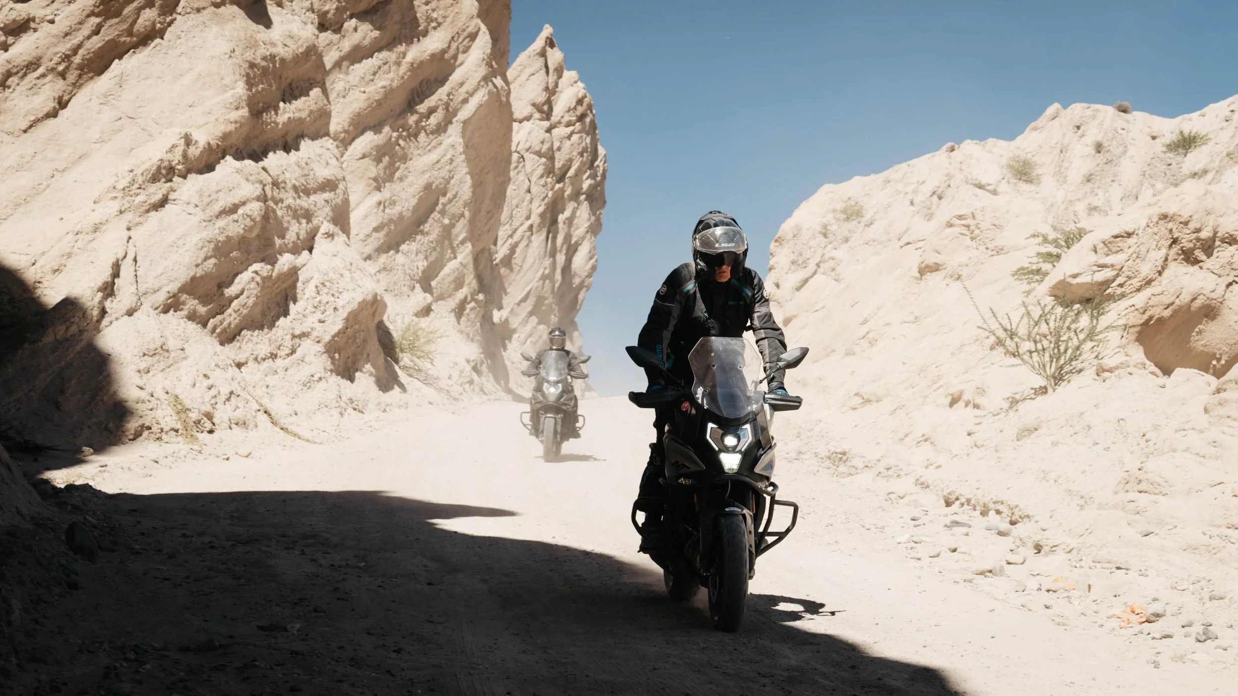 Panoramic view of a CF Moto rider at the Mirador de Angastaco, Argentina, capturing the vast landscapes of the expedition.