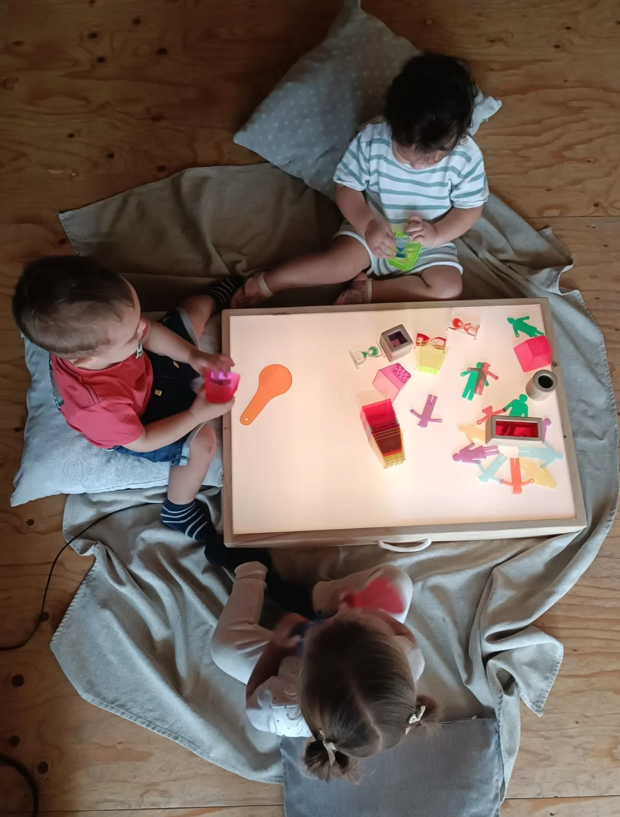 💡 Petites mans, grans descobertes: la tauleta de la llum