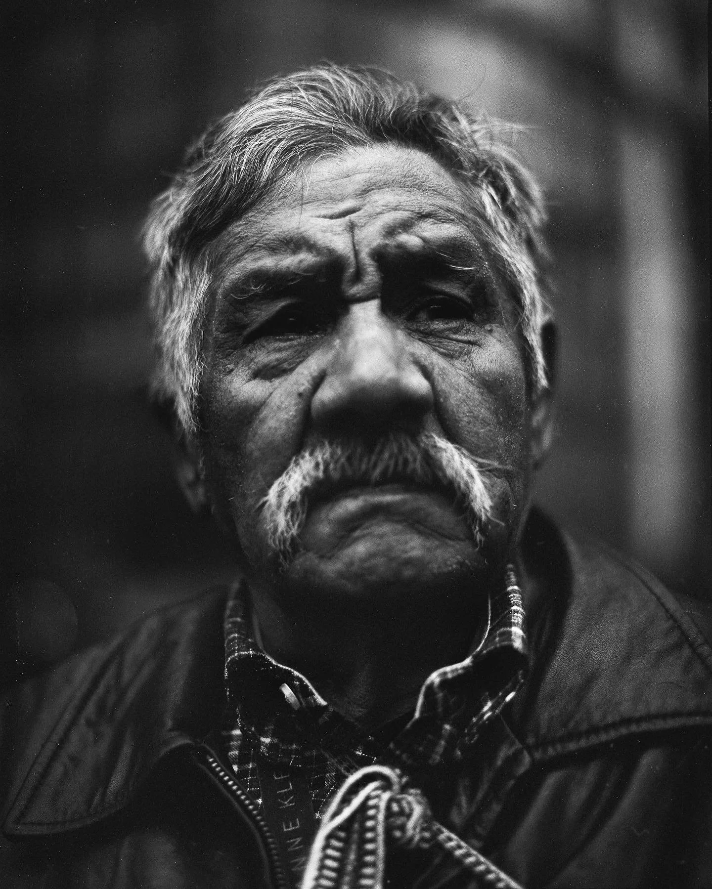 (English in Comments) Carlos Ed&eacute;n Maidel fue un activista ind&iacute;gena nacido en Puerto Ed&eacute;n, un poblado ubicado al sur del Golfo de Penas, en la Patagonia chilena. 

Peteyem era su nombre kaw&eacute;sqar, nombre que le dieron sus pa