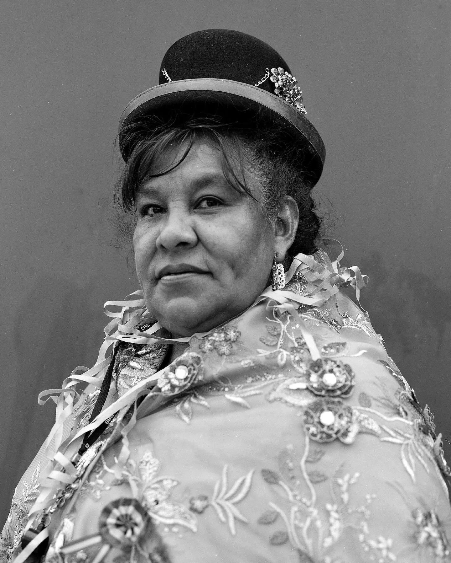 La agrupaci&oacute;n &ldquo;La Morenada Copacabana&rdquo; baila en devoci&oacute;n a la Virgen de Copacabana durante el carnaval en Ushuaia, Tierra del Fuego. 

Febrero 2023. 
.
.
.
.
.
.
#carnaval2023 #tierradelfuego #virgencopacabana #mediumformatf