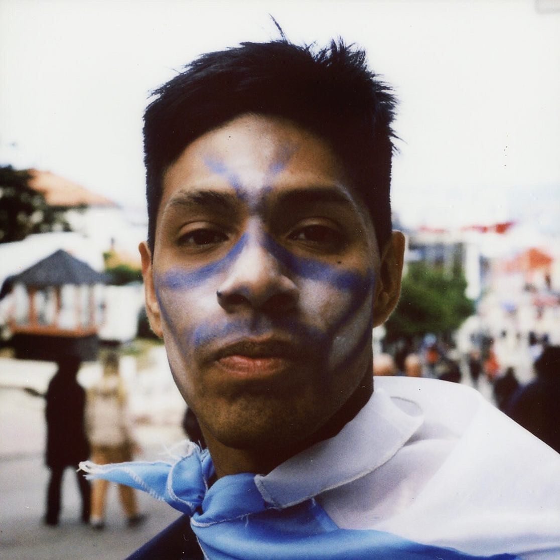 Argentina Campe&oacute;n del Mundo, Ushuaia 2022.
.
.
.
.
.
.
.
.
.
.
.
#argentinacampeon #worldcup2022 #ushuaia #zintax #instaxsquare #tierradelfuego #analoguepeople #mamiyarz67 #filmlovers #analogueforever