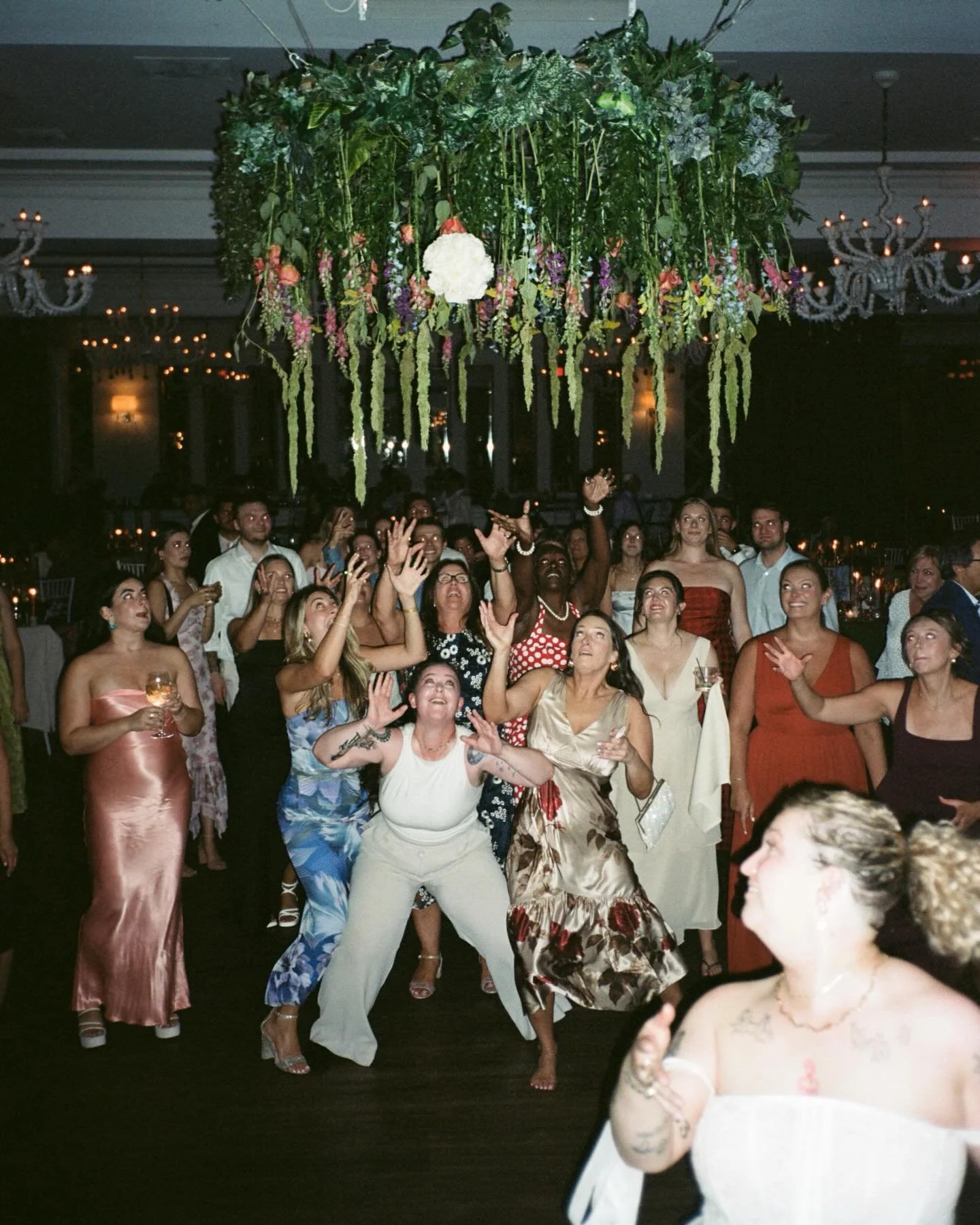 Bouquet in the air, dance floor in full motion. Candid moments, documented as they happened.
Shot for @giannaleofalcon on @kodak film.

&bull;

&bull;

&bull;

#filmweddingphotography #filmweddingphotographer #documentaryweddingphotography #documenta