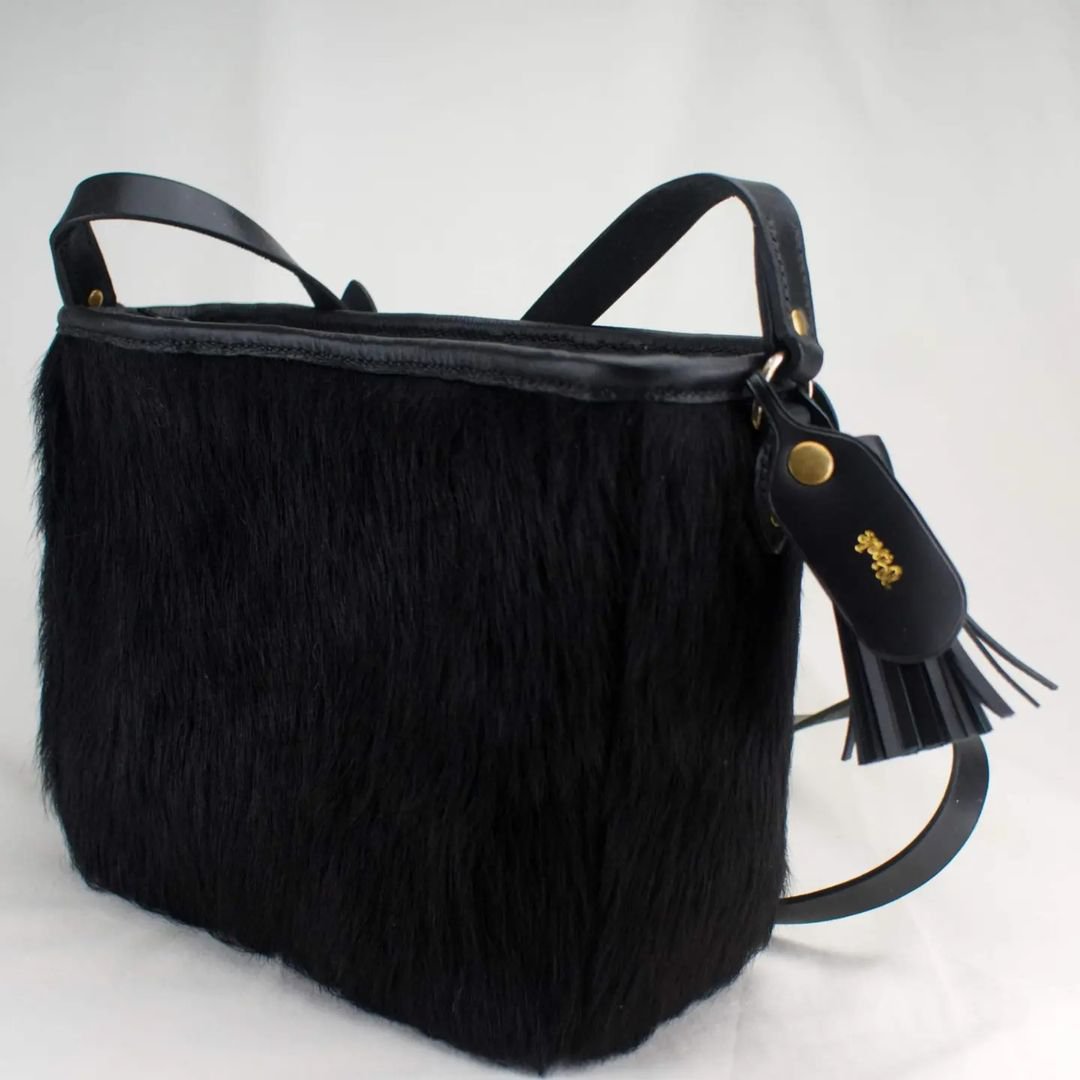 Throwback thursday:

Purse made with angus leather from Norway with its winter coat on. Fun little project with a lot of new challenges

#leather #leatherwork #leathercraft #handcraft #handsewn #handmade #machinesewn #angus #fur #black #on #black #bl