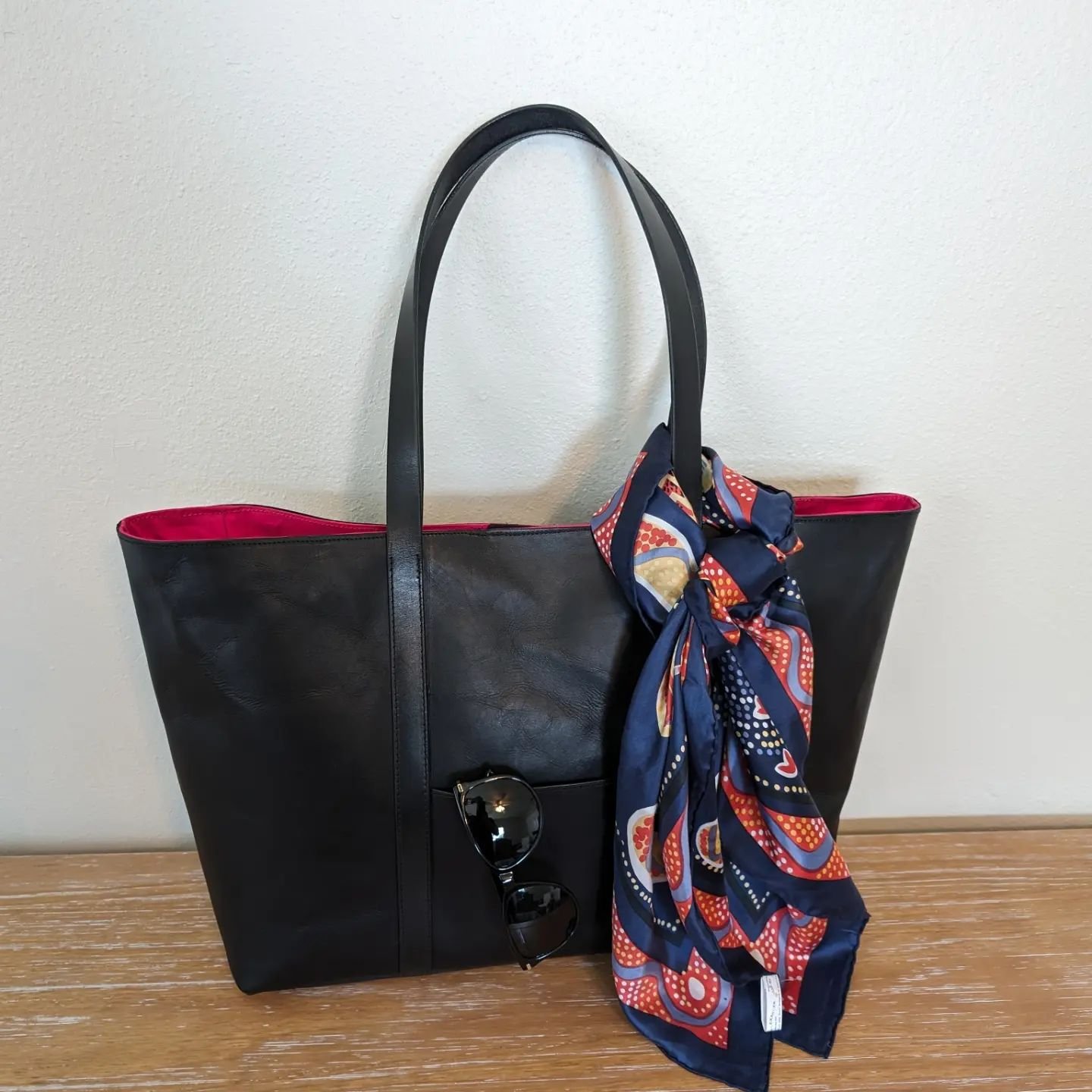 A custom tote is done. I went on a little trip across the pond to Florida to deliver this purse and I gave myself a little vacation before the summer season starts.

The purse is a classic tote. It is a lot larger than a regular tote though. It measu