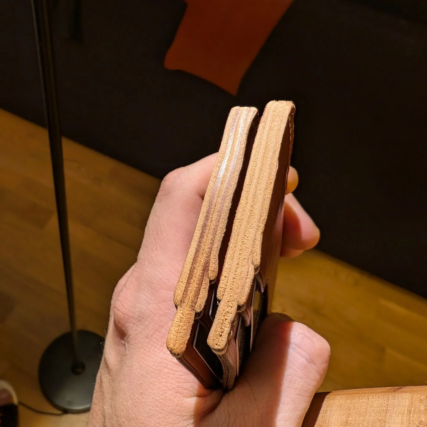 The difference between 120 grit and 2000 grit sandpaper. To get a shiny, smooth and glossy edge, it starts with precise cutting, and a bunch of sanding

#leather #brown #edge #shiny #glossy #wallet #handcrafted #handcraft #handmade #handsewn #artisan