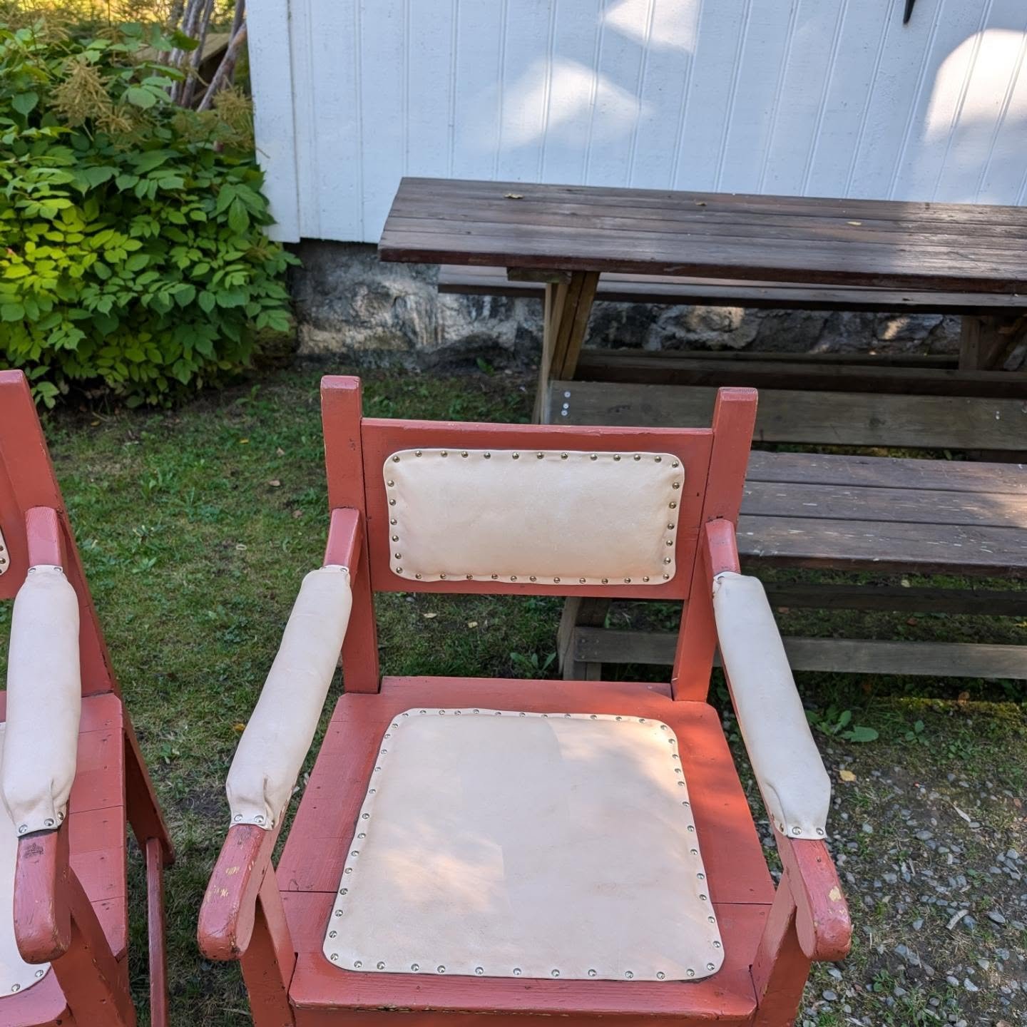 4 vintage chairs has gotten new life. These will all be in use at @eidsvollmuseum

Reipair done by Vink Leather Company (@vinkleathercompany)

#vintage #repair #leather #tan #chair #saddler #sadler #brass #nails #handmade #handcrafted #artisan