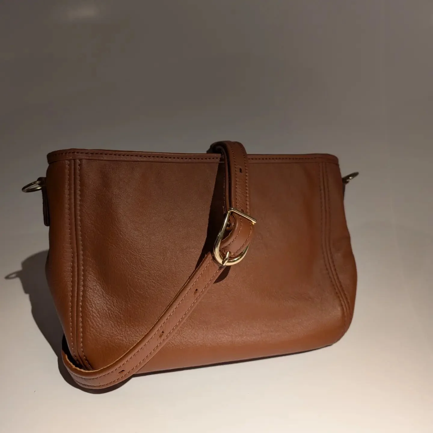 Sold!

A simple, every day kind of purse. Brown, soft veg-tan leather, green lining with two pockets. 4990NOK, PM if you've got questions

#brown #leather #handcrafted #handmade #oneofakind #purse #green #lining #quality #sadler