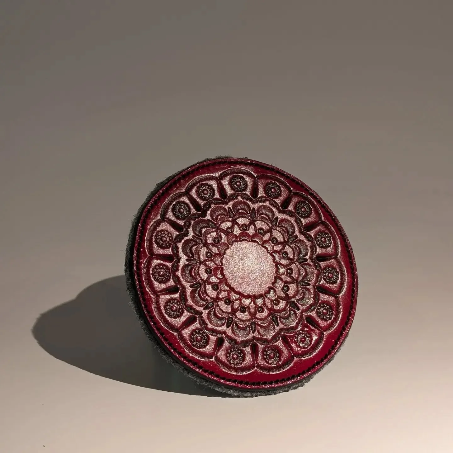 Sold!

Do you know someone who has everything except a place to set their drink down? 499NOK. Colors can be requested. More will be available soon. 

#leather #coaster #traditional #classic #red #embossing #handsewn #handstitched #handcrafted #handma