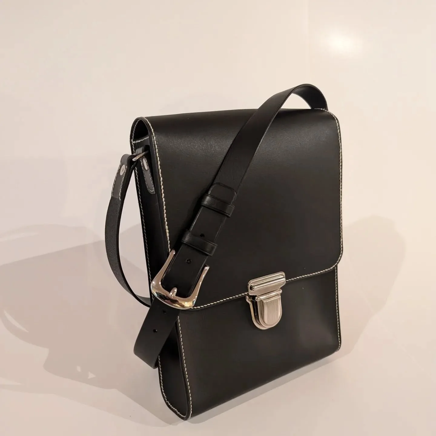 New purse for sale. Unisex, black veg-tan leather, hand stitched, made by yours truly. 7499NOK. For questions, PM or email at vinkleather@gmail.com

#black #leather #purse #handmade #handstitched #handsewn #vegtan #handcrafted #sadler #shoulderbag #b