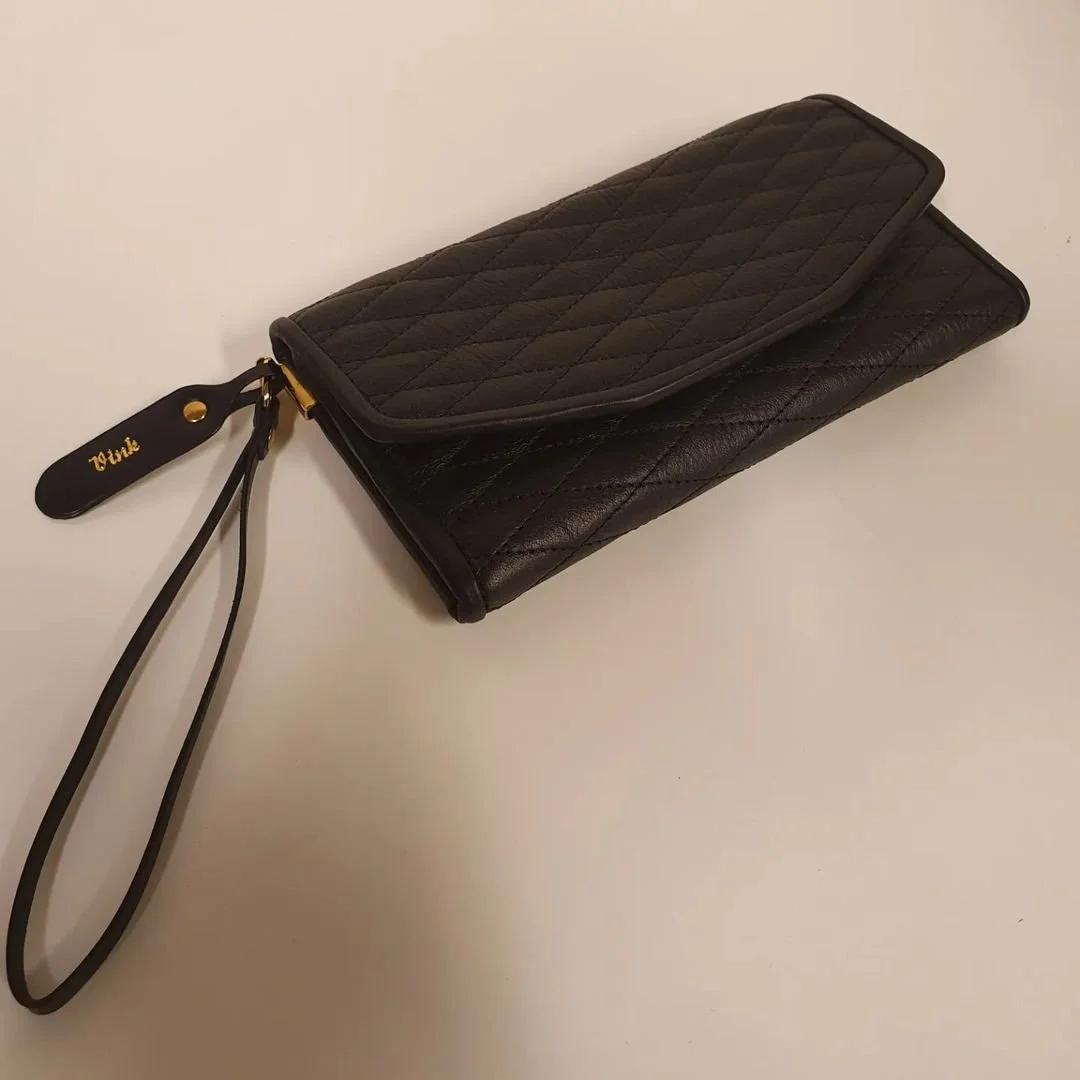 Throwback thursday: 

Pocketbook with diamond quilts made with swedish soft leather on the outside and italian leather on the interior.

#leather #leatherwork #leathercraft #wallet #pocketbook #diamond #quilts #diamondquilts #diamondquilted #swedish 