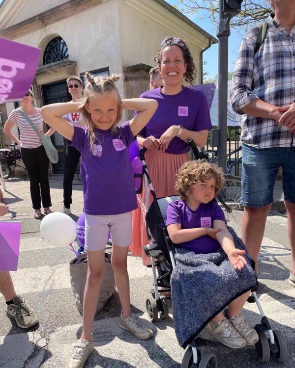 B&oslash;rnecancerfonden st&oslash;tter b&aring;de b&oslash;rn og deres familier. 

N&aring;r et barn bliver ramt af kr&aelig;ft, rammes hele familien med uendelig stor kraft. 💜

Men midt i m&oslash;rket er det vigtigt og skabe lys og h&aring;b, hvi