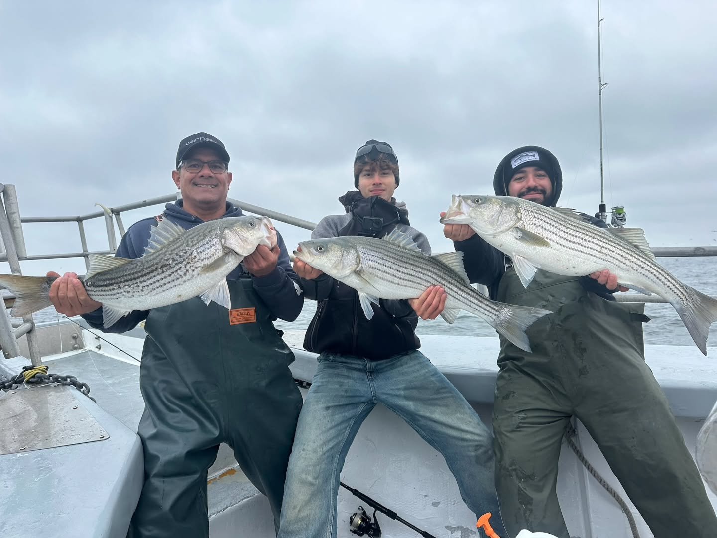 Woahh what a day!!🔥🔥🔥
Fantastic Striper fishing all day today! Made our way out and found the life and fish right away. For a change, the fish splashing around the boat actually bit today! Had most the boat hooked up for the majority of the day to