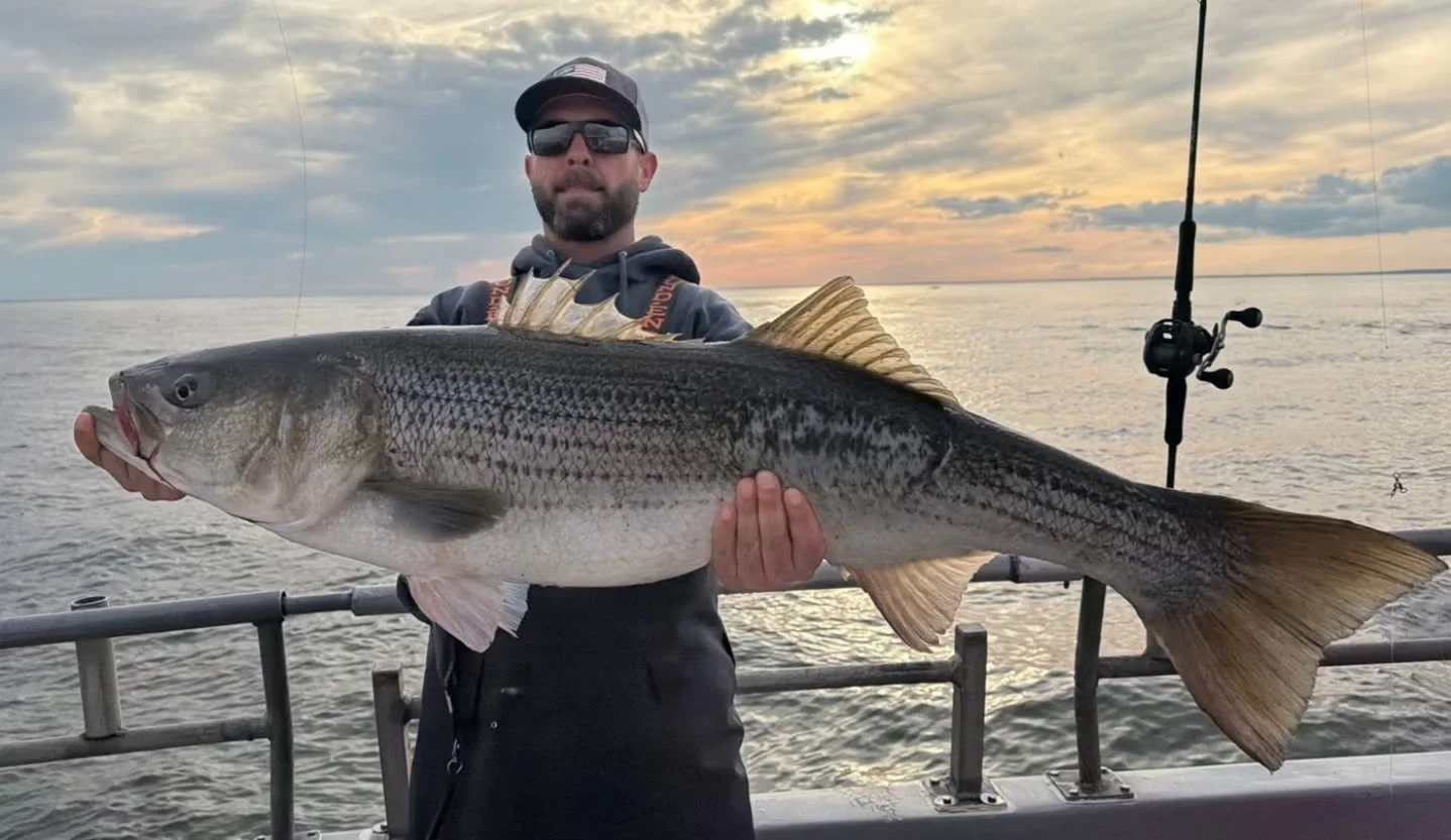 Back on the Jumbos tonight🐍
Had a few bites right away on our first drift, but it didn't last. Took a ride looking around, catching 1 here 1 there. The tide was weak, wasn't moving fast enough. Finally found some current and got a real good shot of 