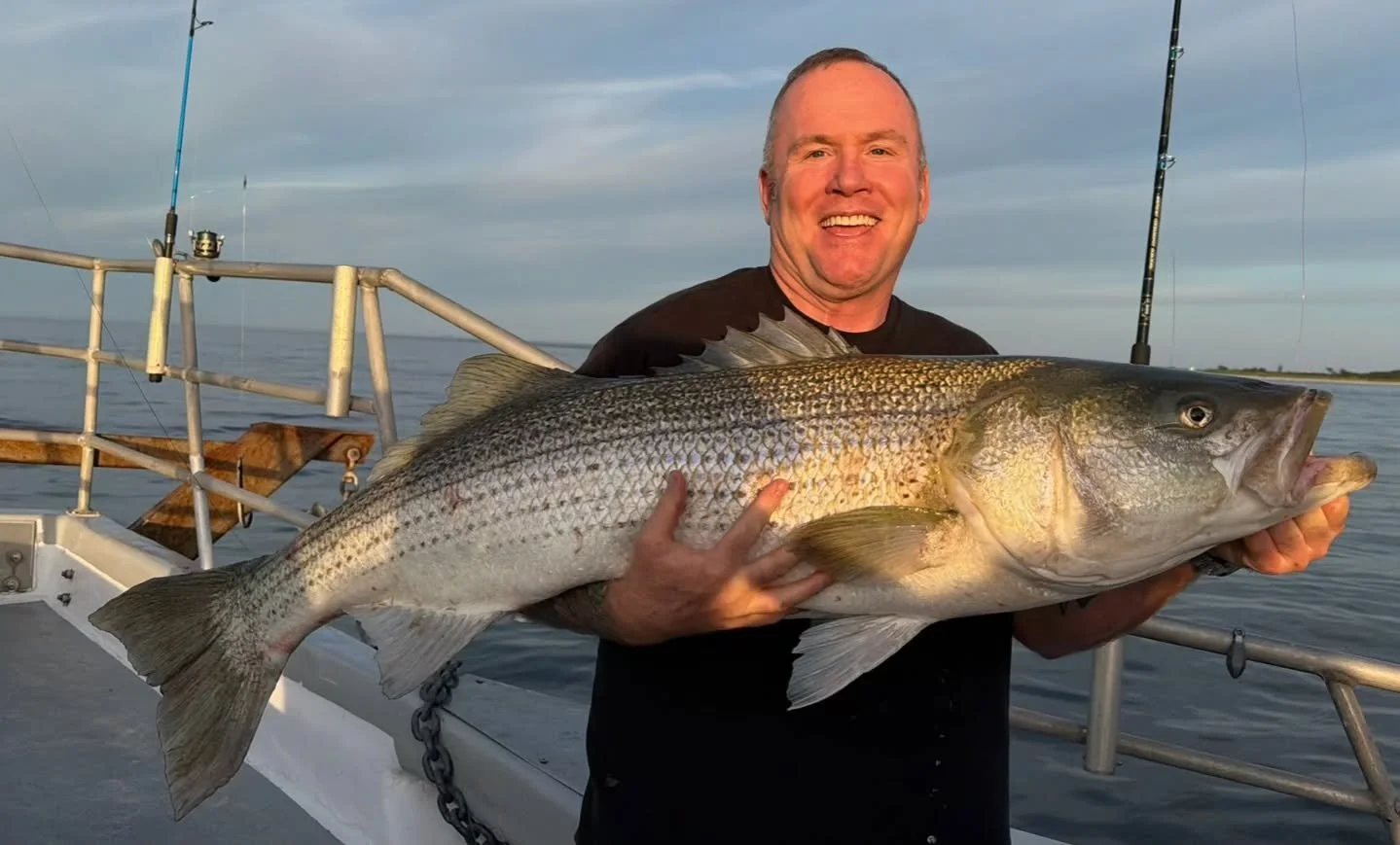 Back out tonight and back on the Jumbos🐍
No hot and heavy bite tonight, but we picked away. Had good conditions for the first half of the night and had bites on most drifts. Chased the tide as far as we could until it died off on us, along with the 